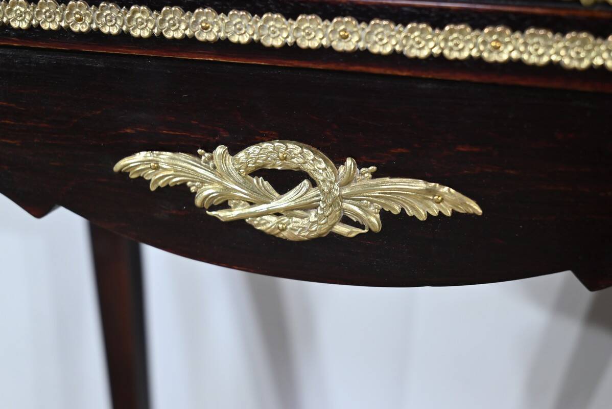 Middle Display Table in Stained Mahogany, Louis XV style, Napoleon III period – Mid-19th century