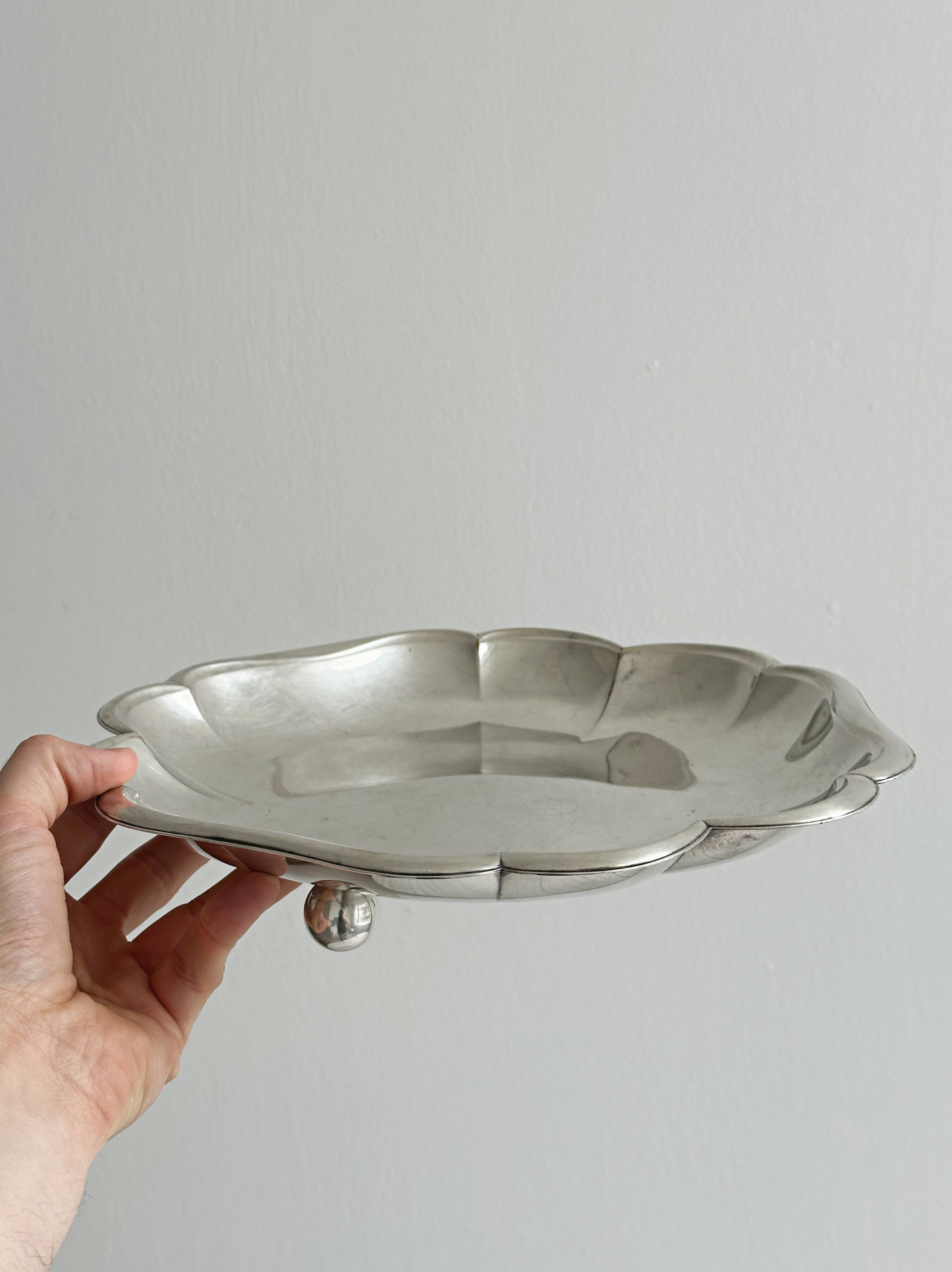 Metal presentation plate