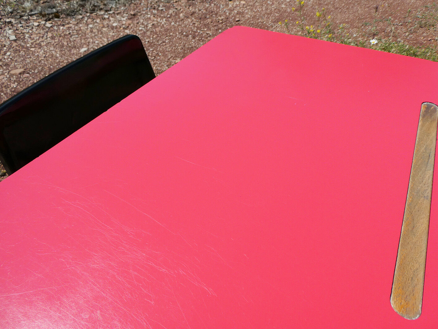 Ensemble de bureau rouge et chaise vintage d'écolier