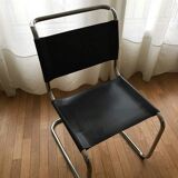 Chaise modèle b33 en cuir noir