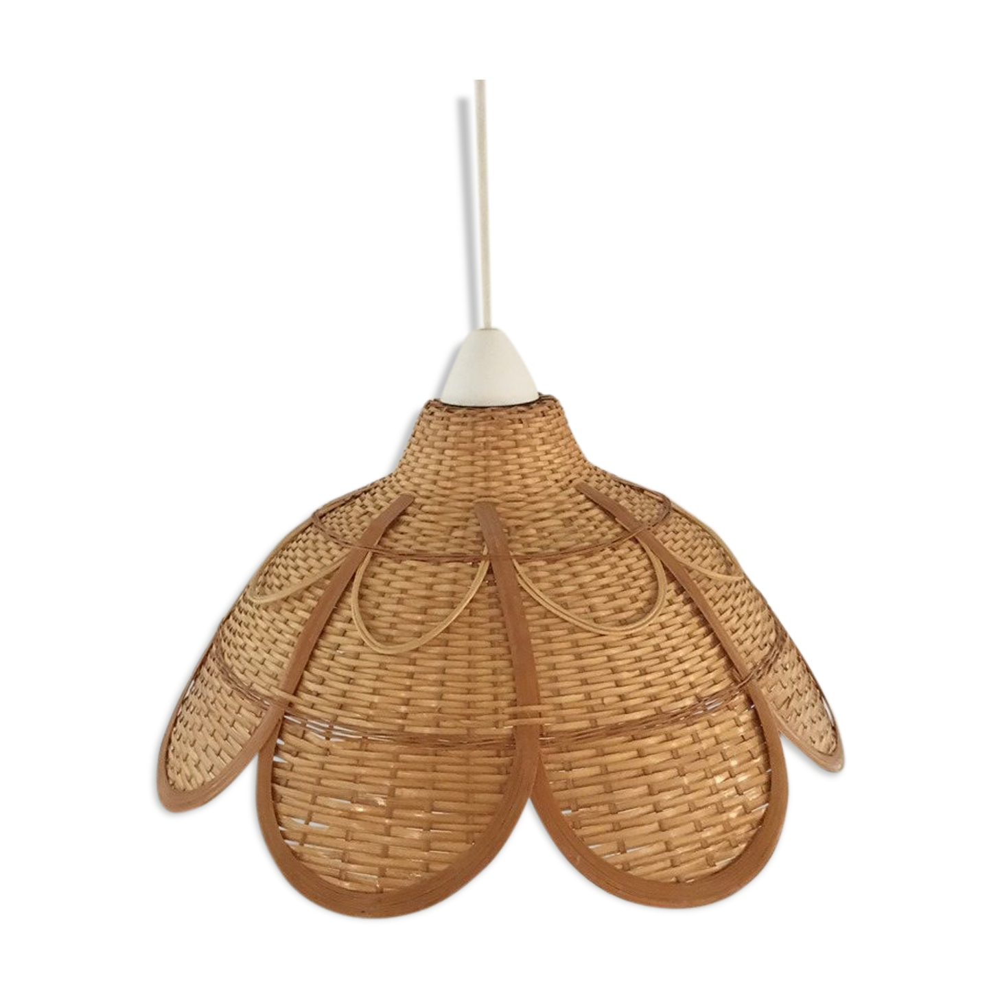 Hanging in wicker and rattan in the shape of a flower