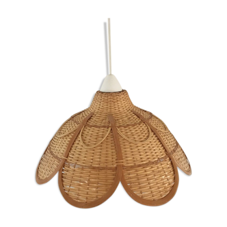 Hanging in wicker and rattan in the shape of a flower