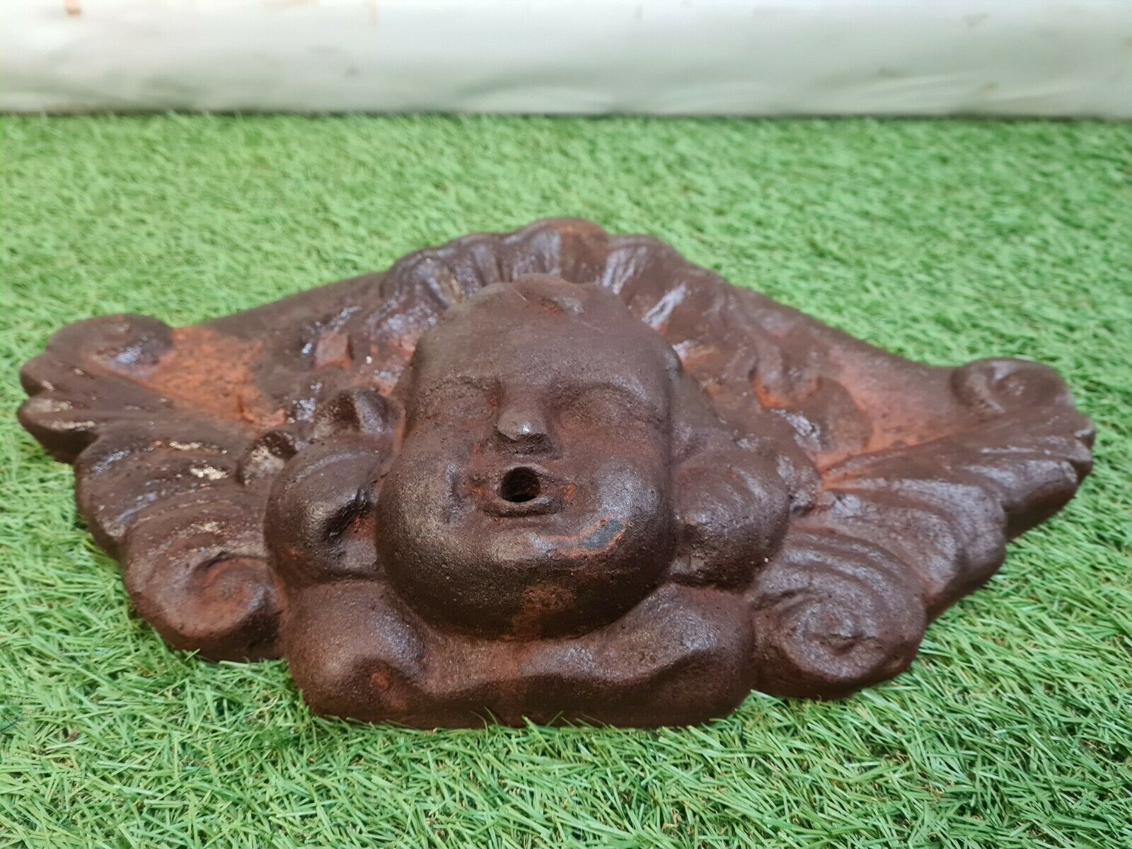 Cast-cast-top wall fountain with love