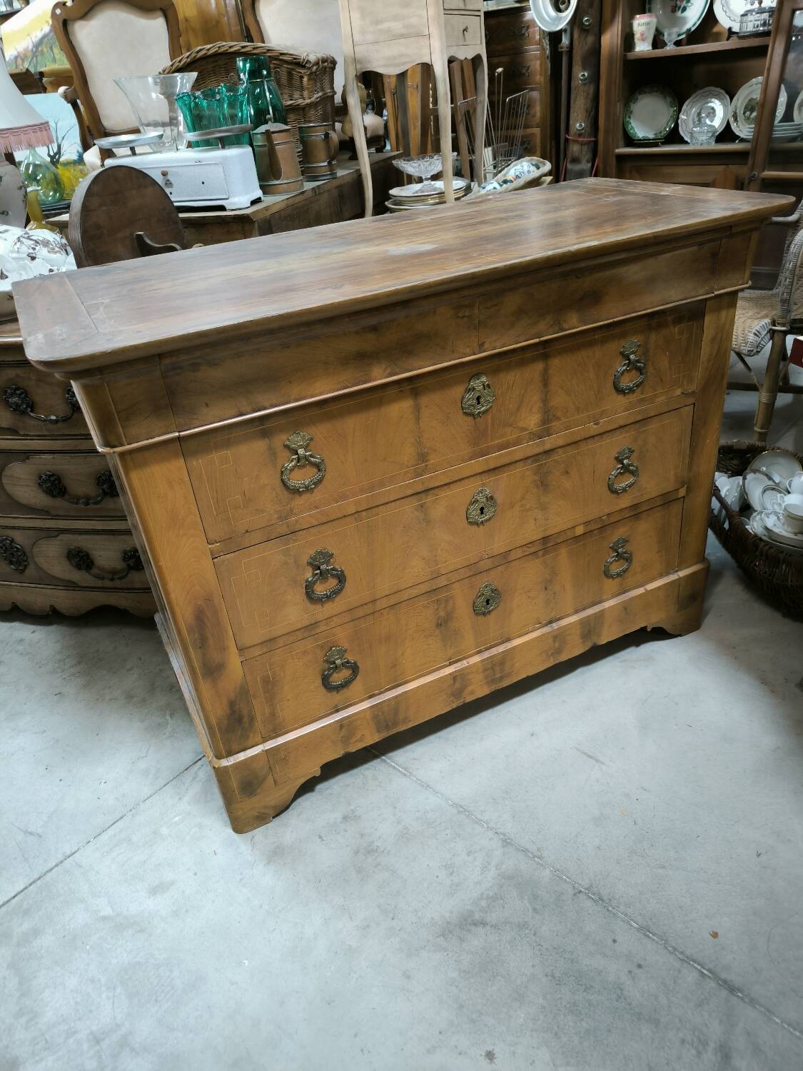 Restoration period chest of drawers in flamed walnut