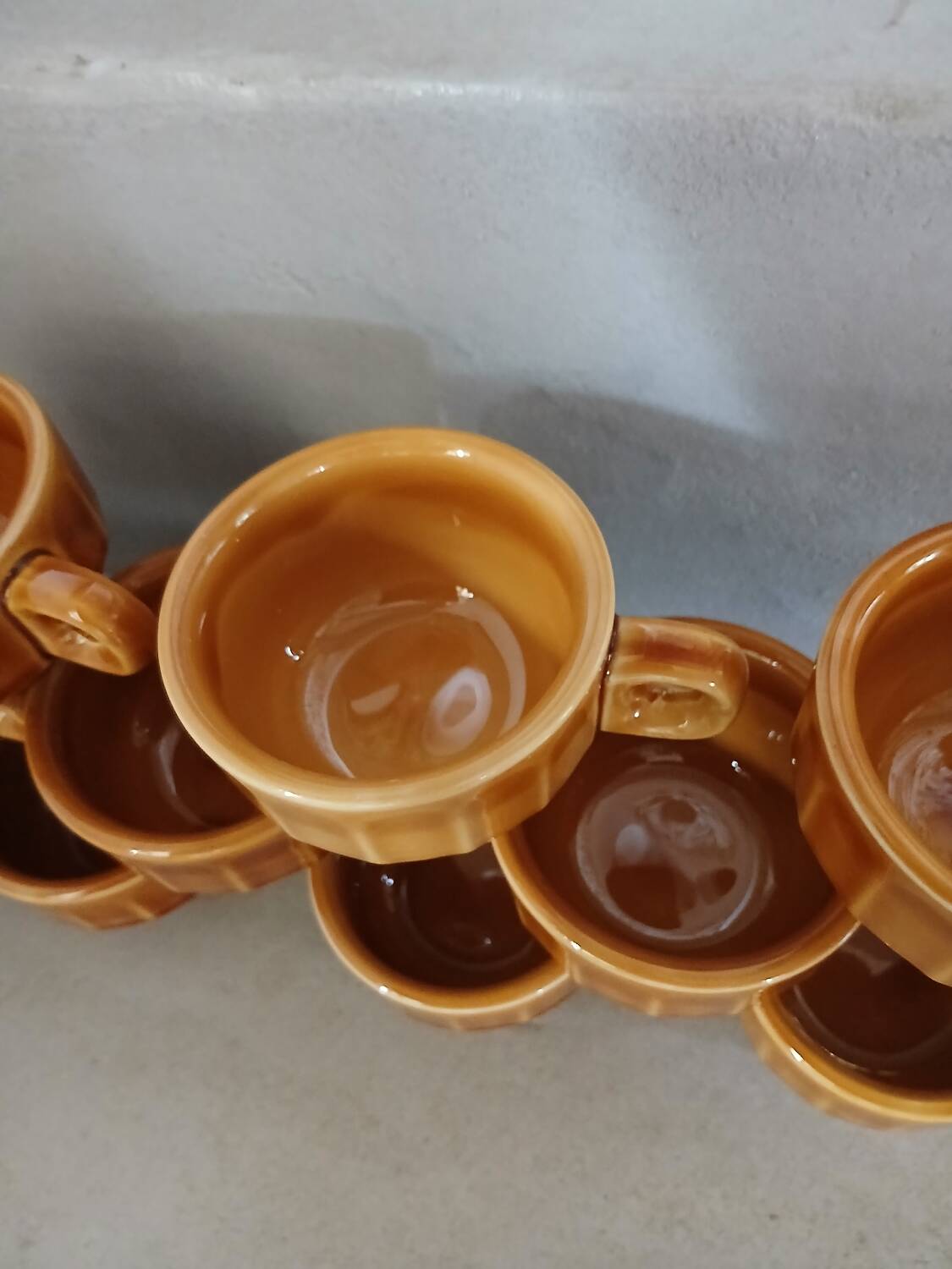 12 tasses à café anciennes avec soucoupes