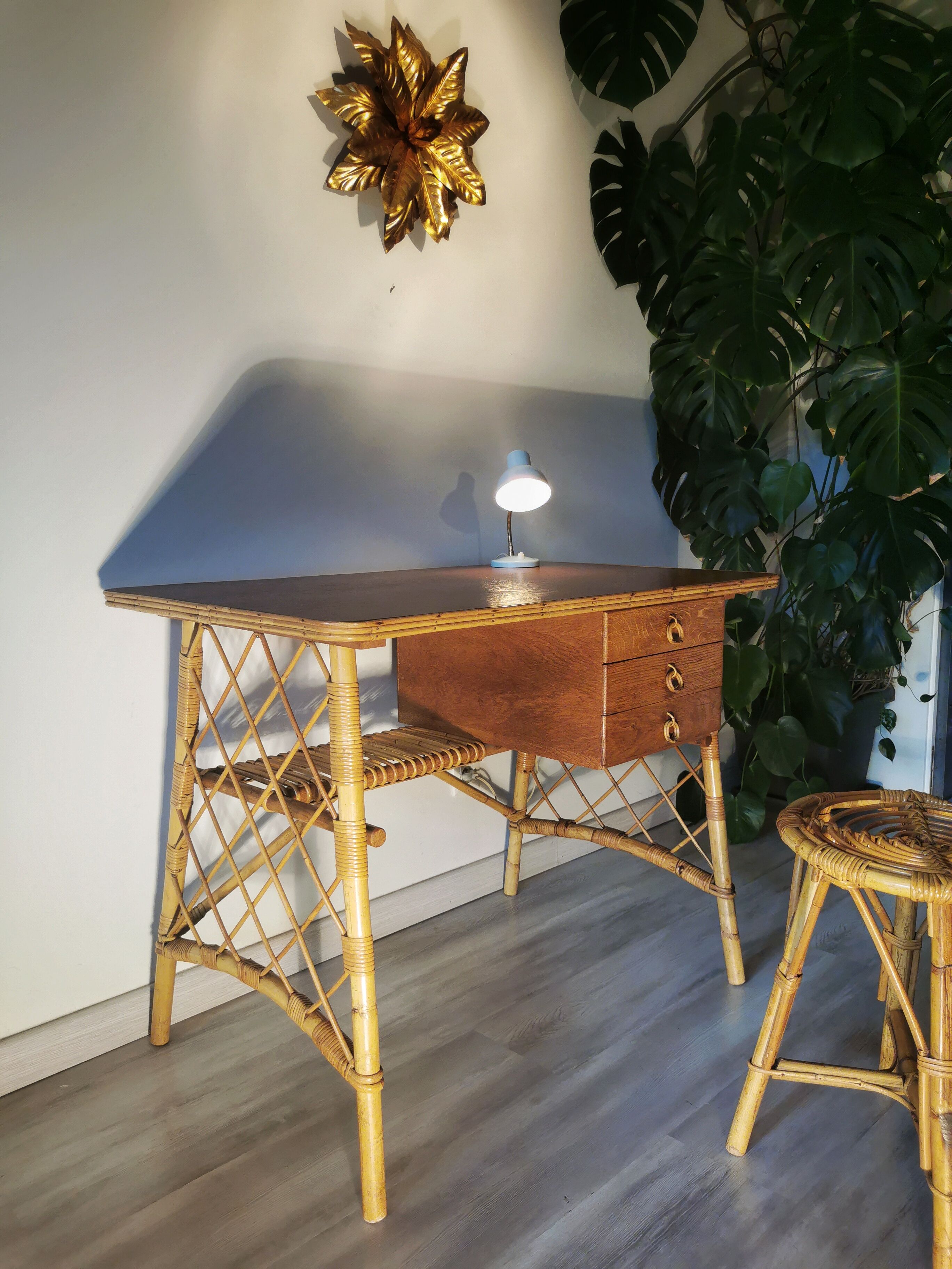 Louis Sognot desk and his stool, in rattan, 1960