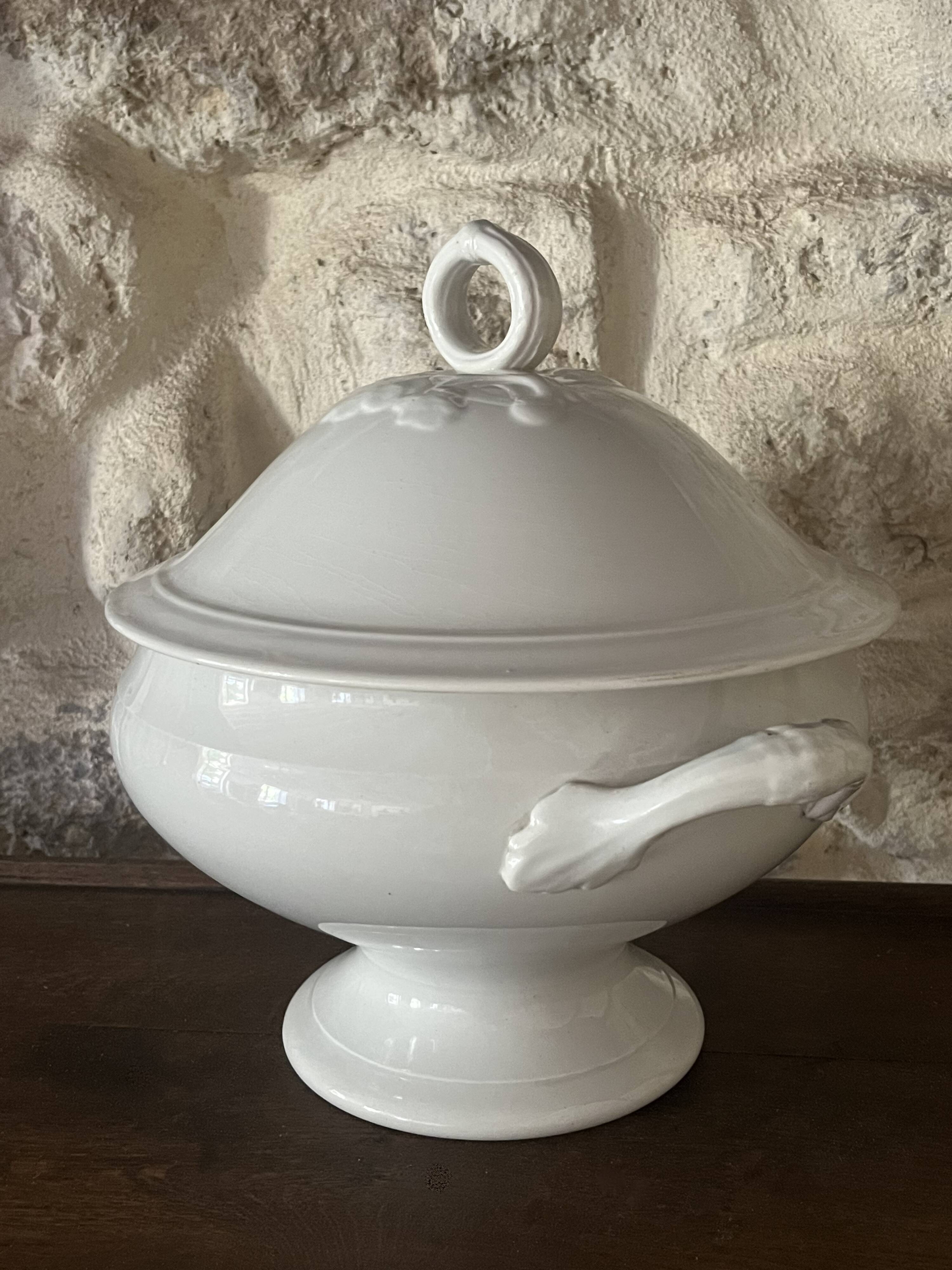 White porcelain soup tureen - Moulin des Loups
