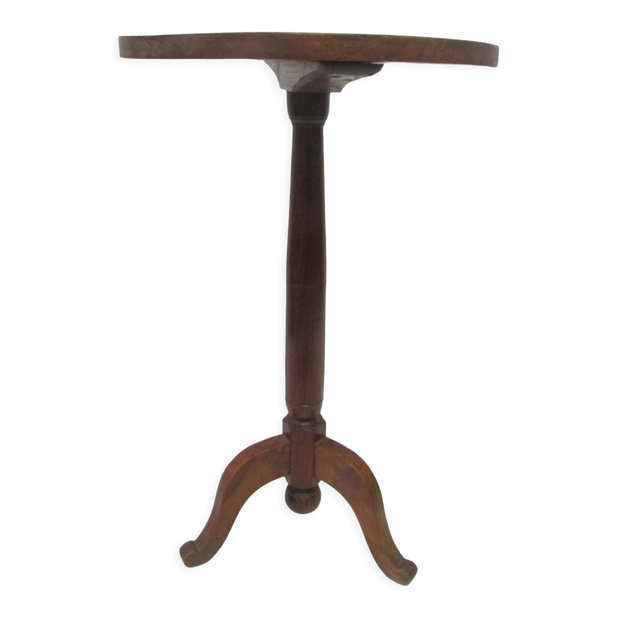 Round pedestal table