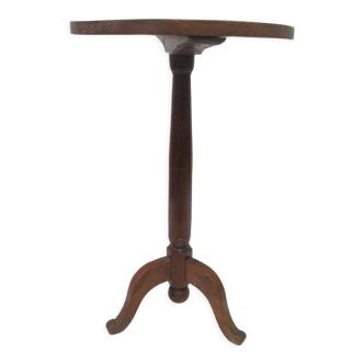 Round pedestal table