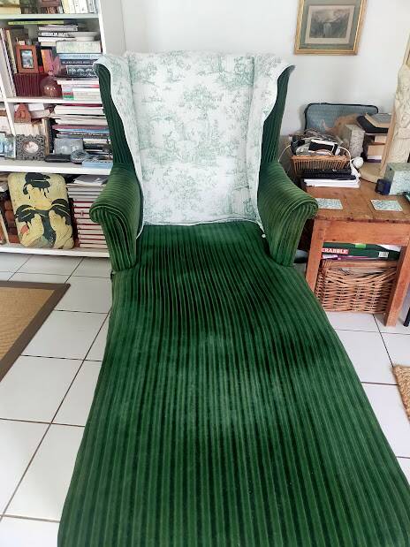A Napoleon III style Méridienne, green velvet from the 1930s.