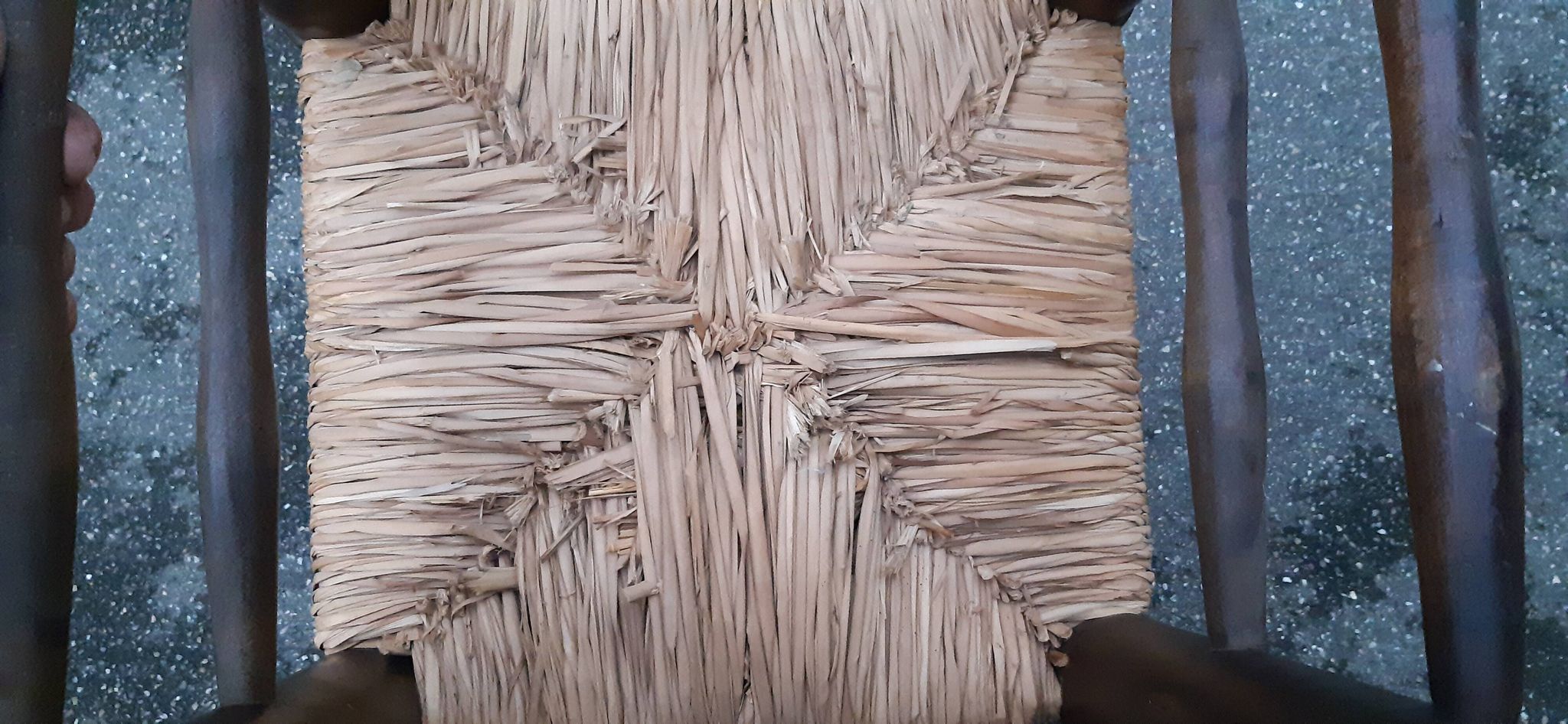 4 chaises brutalistes en bois tourné et paille