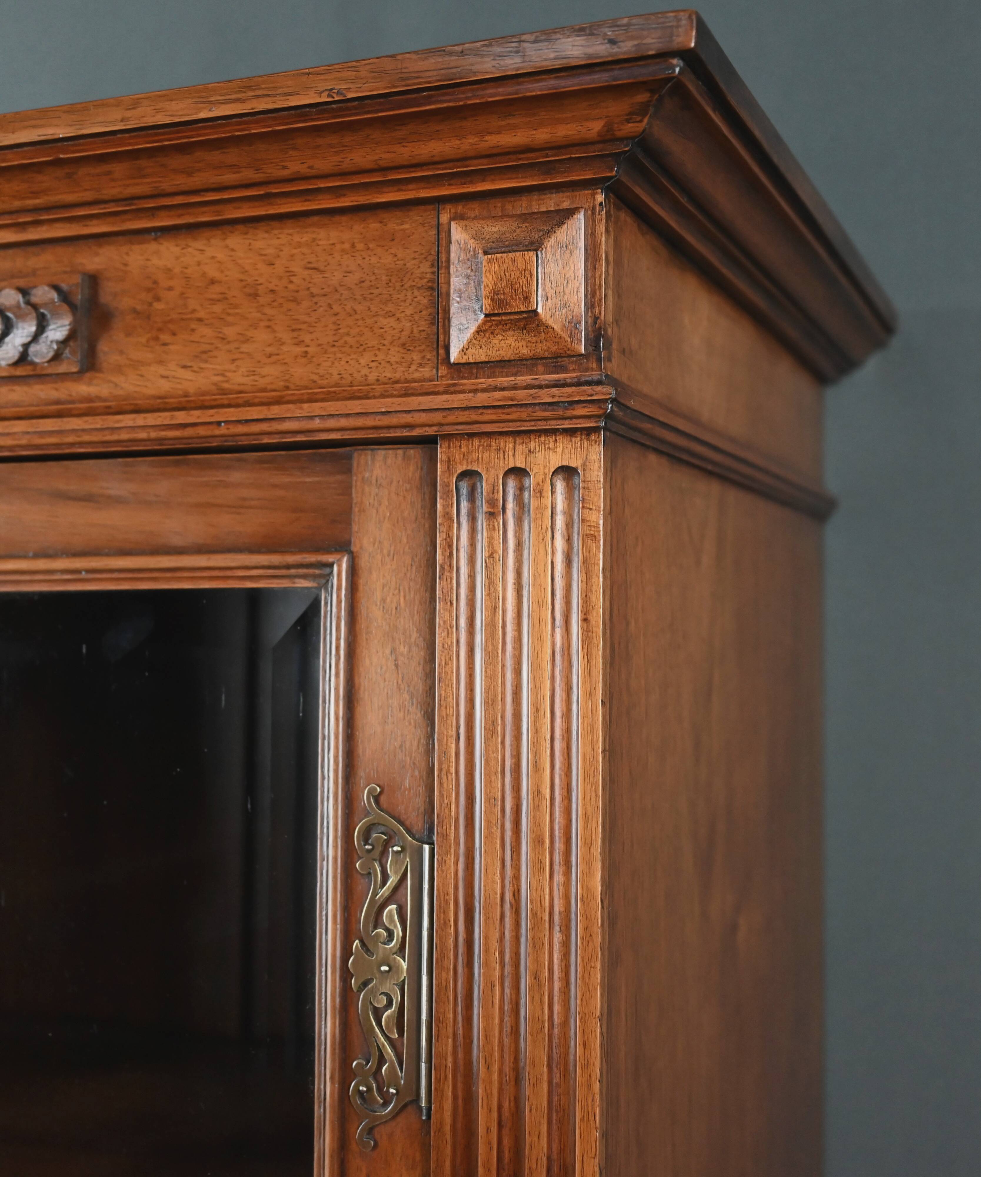 Vitrine en Noyer, style Louis XVI – Début XXe