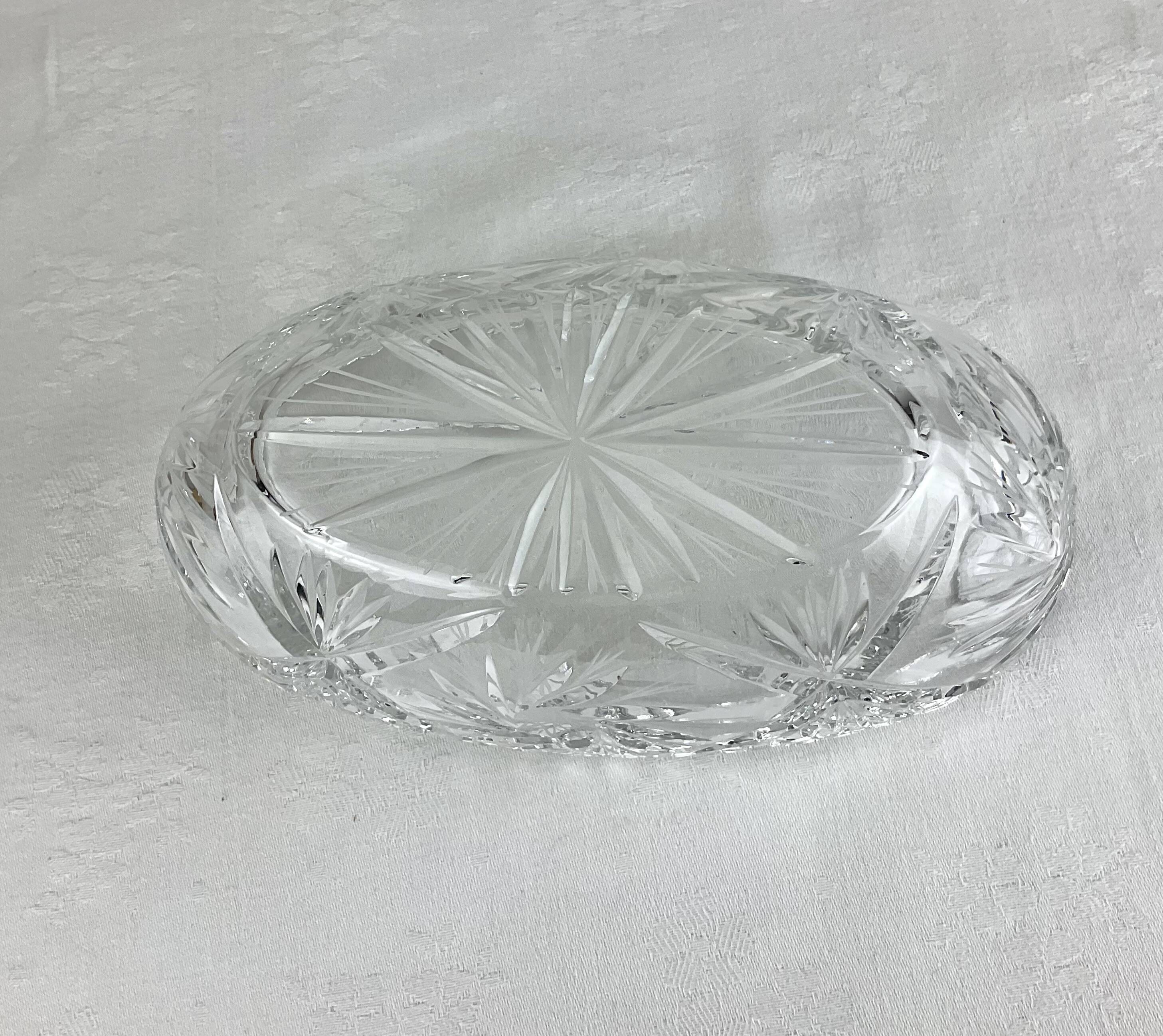Oval glass bowl, empty pockets