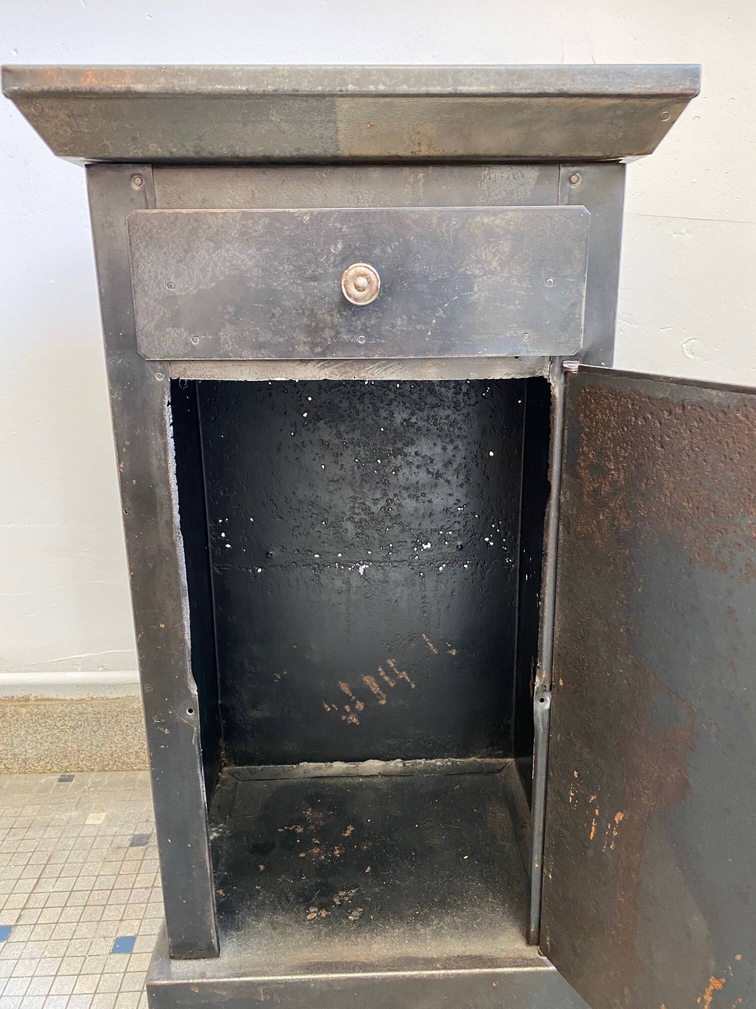 Metal bedside table from the 20s and 30s