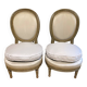 Paire de chauffeuses de style Louis XVI à dossier médaillon, vers 1900