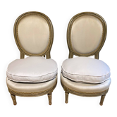 Paire de chauffeuses de style Louis XVI à dossier médaillon, vers 1900