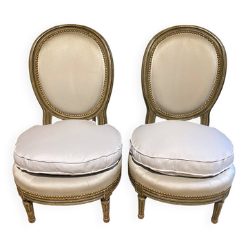 Paire de chauffeuses de style Louis XVI à dossier médaillon, vers 1900
