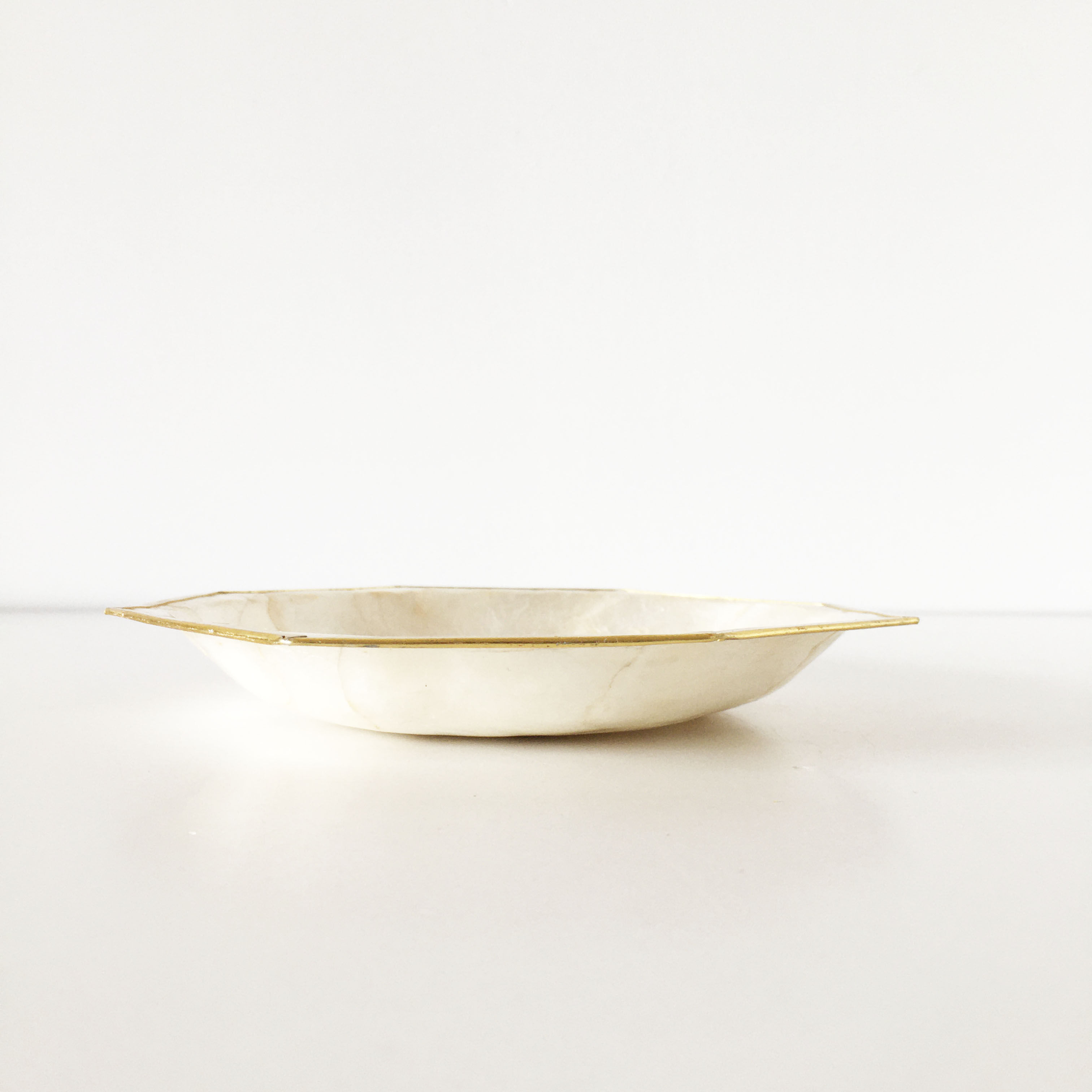 Vintage cup in mother-of-pearl and gold ledé