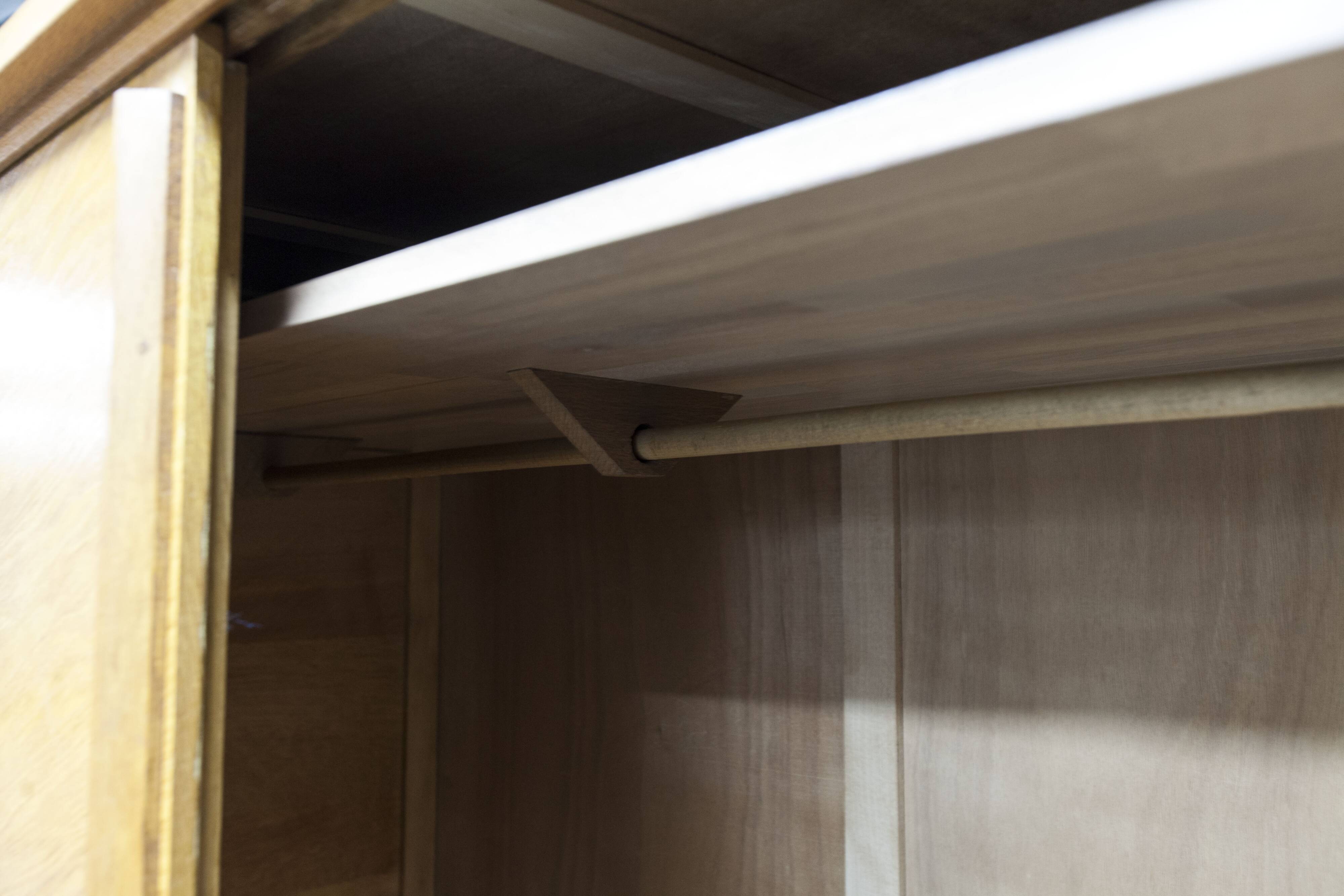 Armoire penderie 1950 pieds compas portes coulissantes plateau neuf