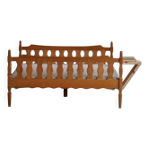Tabouret / Table par eliaselias, fabriqué en pin massif recyclé, design danois 2022