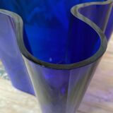 Vase Savoy bleu cobalt par Alvar Aalto , numéroté et signé 1989