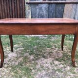 Table de ferme ancienne de style Louis XV à piétement dit pied biche en cerisier massif à 2 tiroirs
