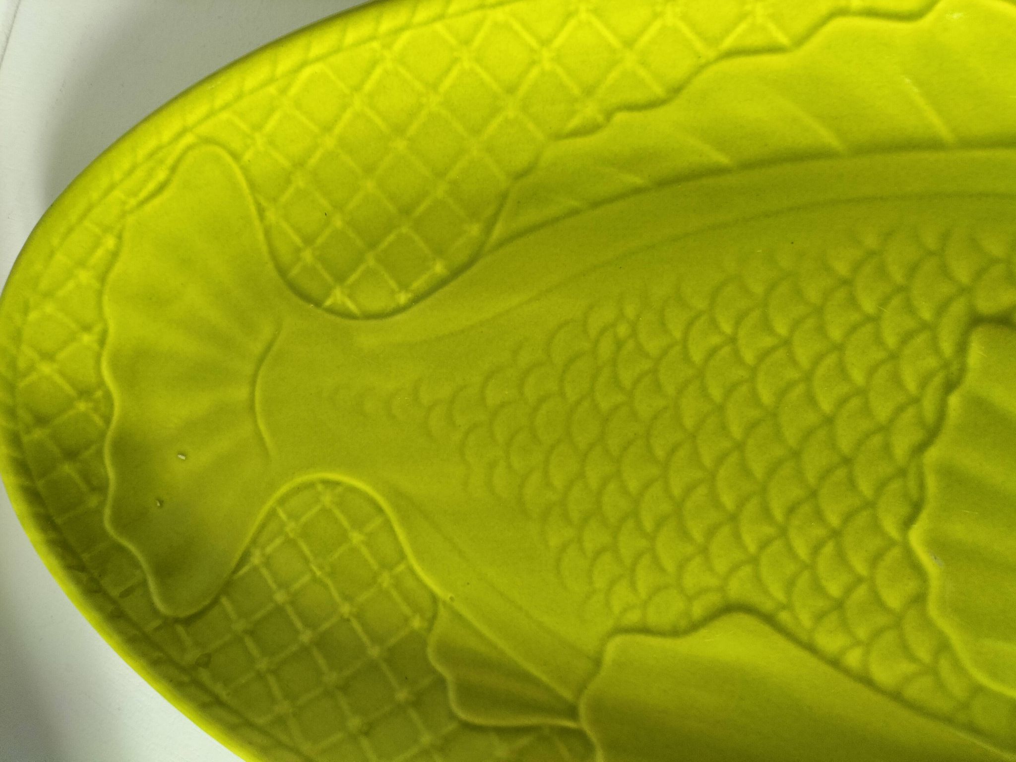 Plat à poisson Gien vert vintage en relief