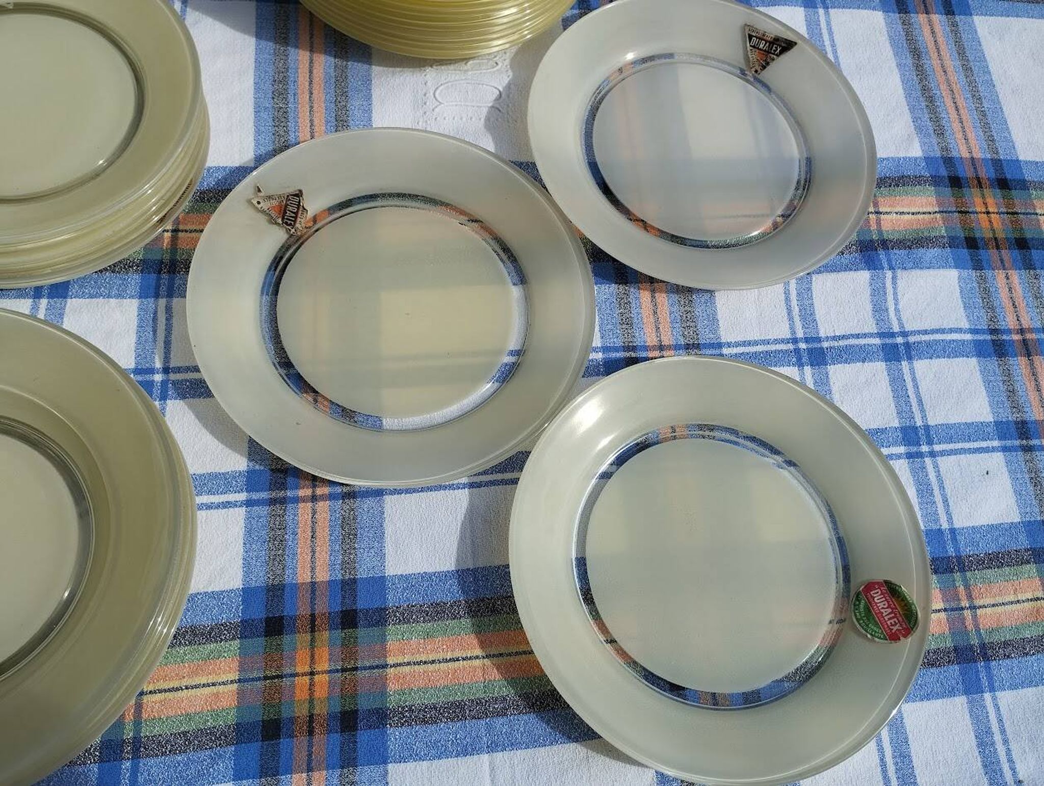 Service d’assiettes Duralex neuf 14 pièces avec étiquettes