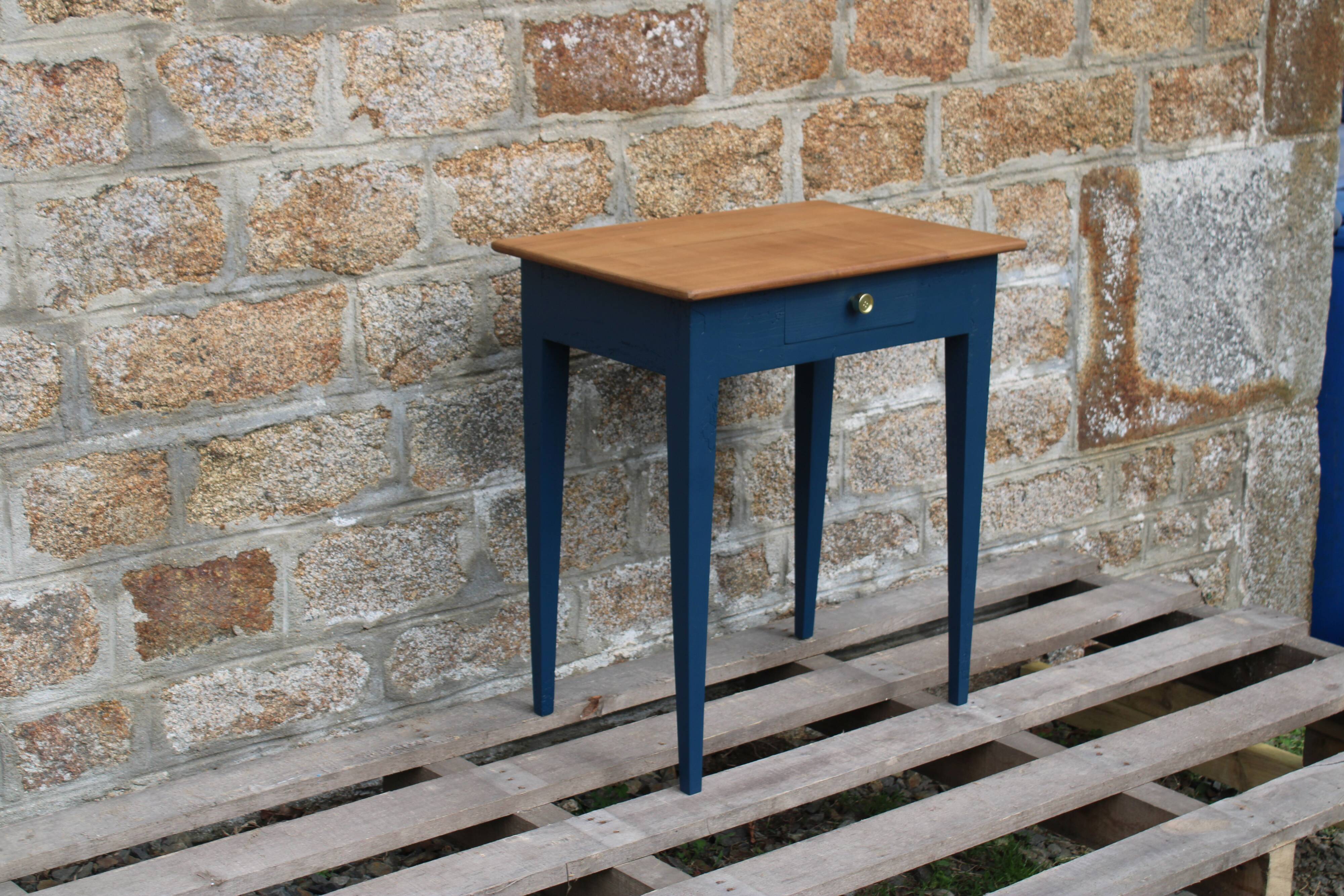 Table d’appoint ancienne rénovée – plateau bois naturel