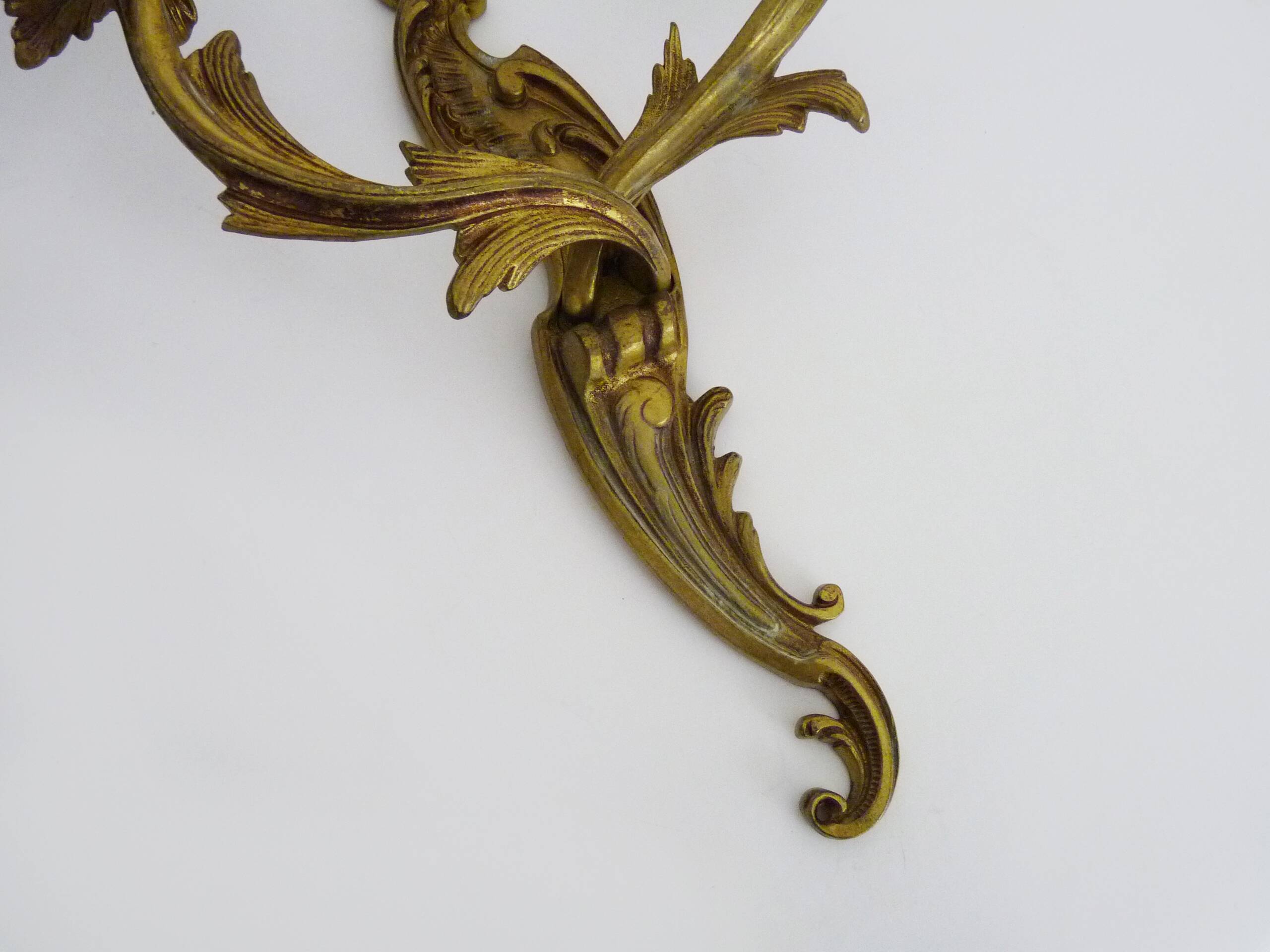 Ancienne paire d'appliques murales à double feux en bronze ou laiton, feuille d'acanthes. Années 60