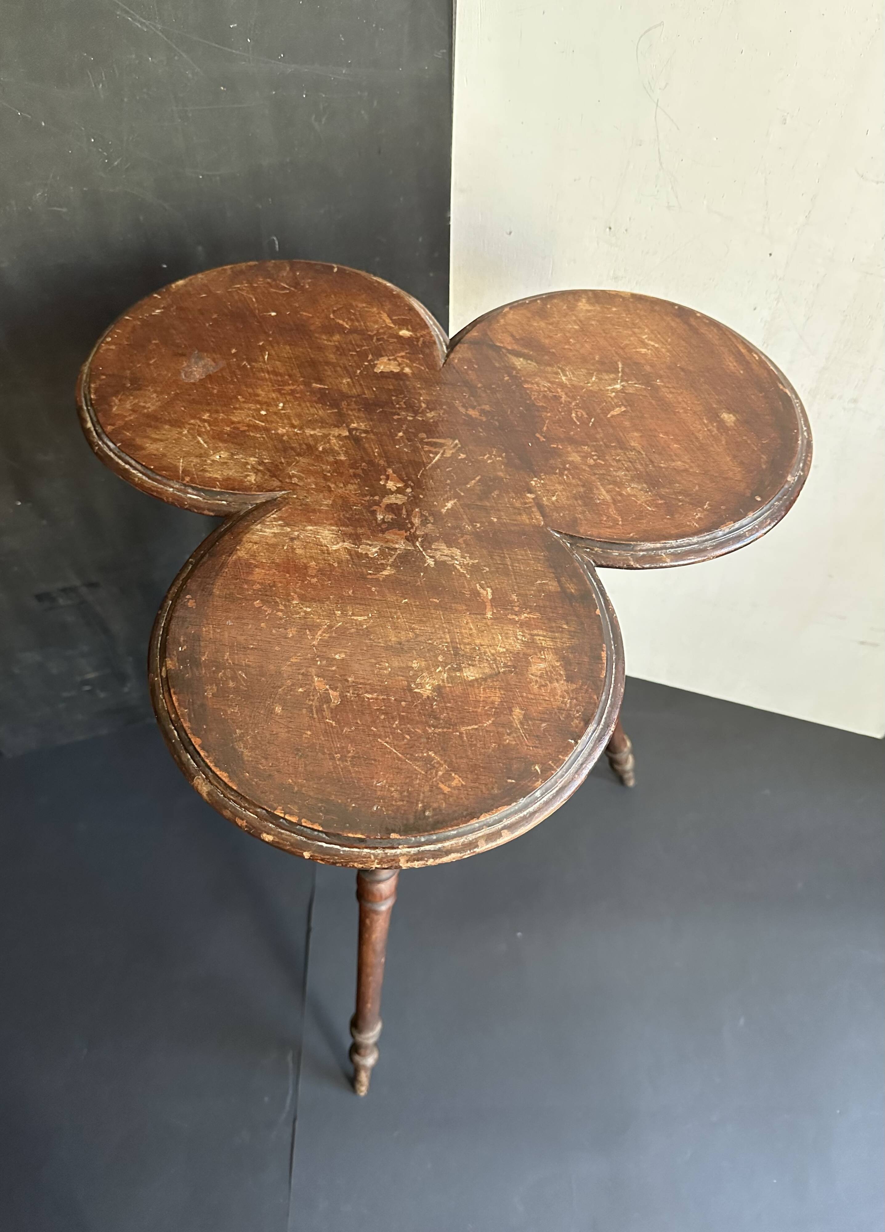 Guéridon Napoléon III en bois, forme trèfle