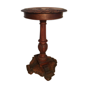 Table en bois sculpté