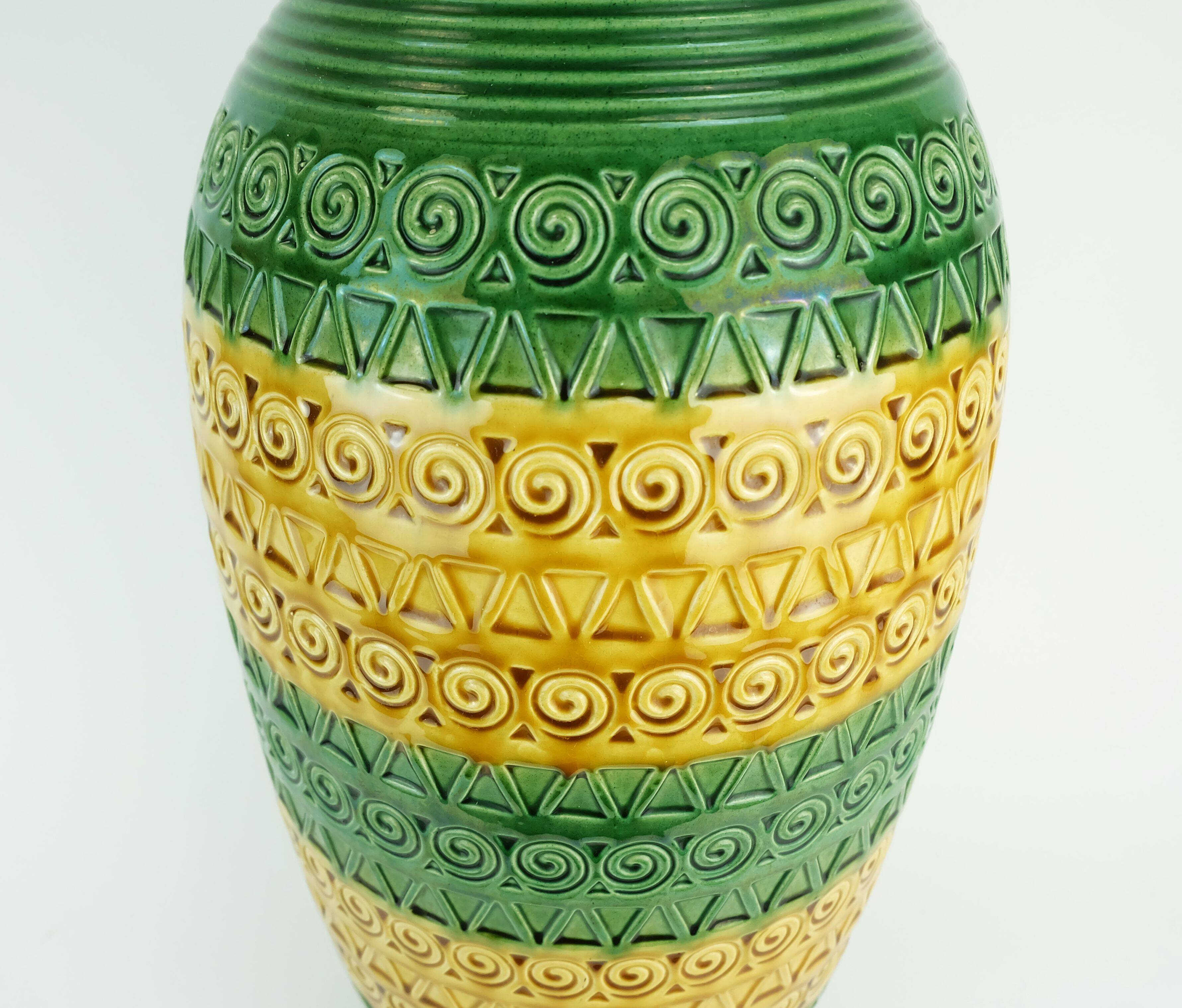 Vase de sol en céramique verte ocre à motif en relief des années 1960, modèle l1142-50