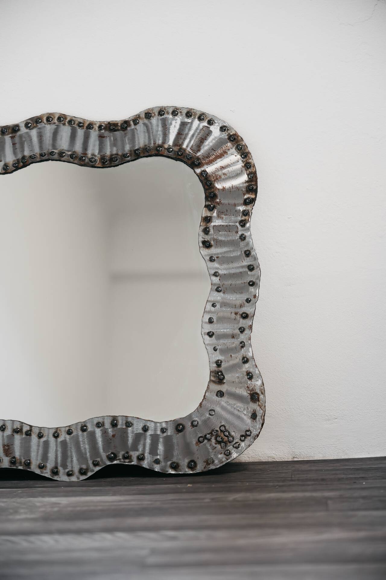 Specchio Da Parete Brutalist Borchiato In Metallo Anni 60 Design Moder