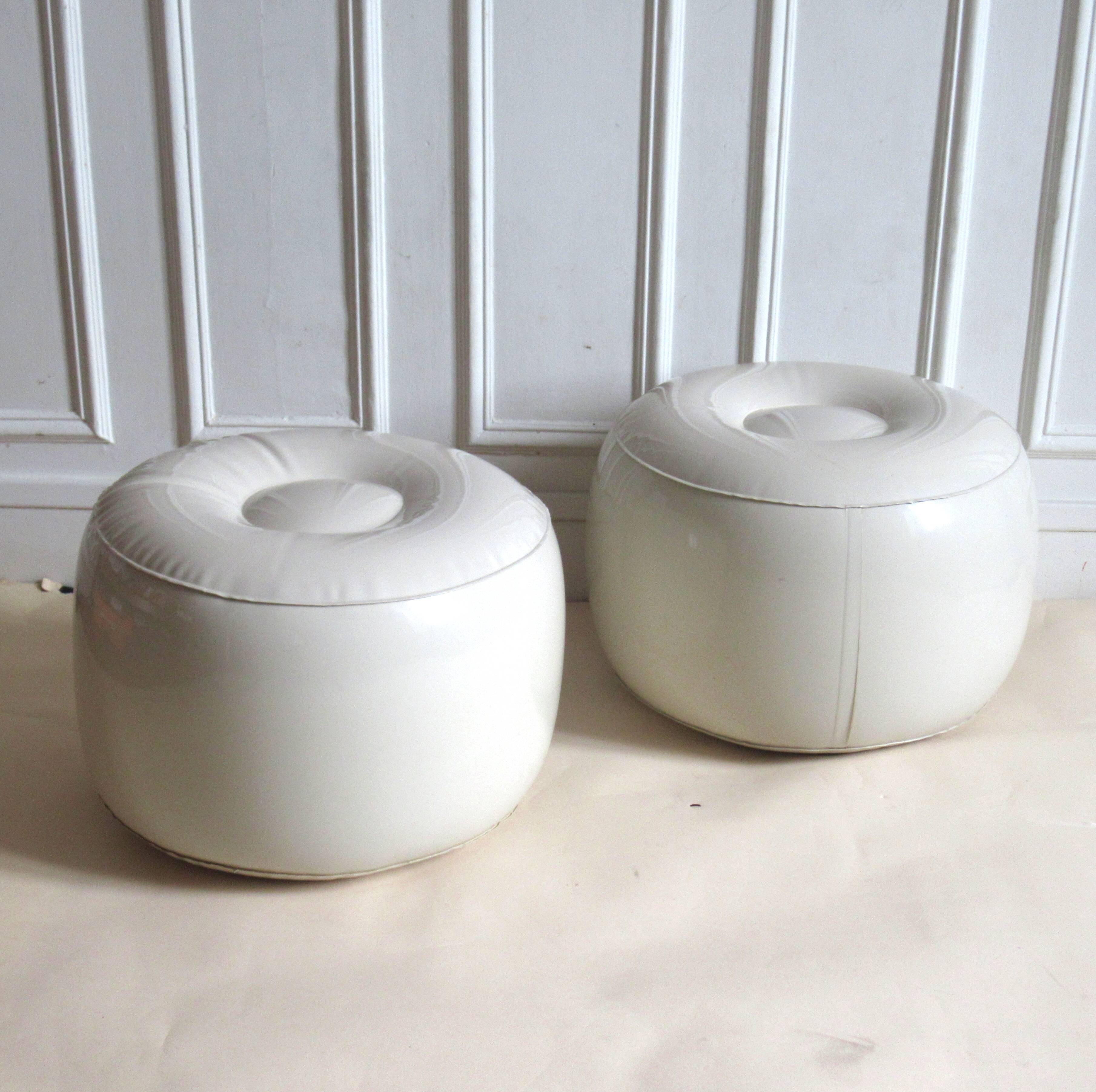 Paire de poufs gonflables années 70
