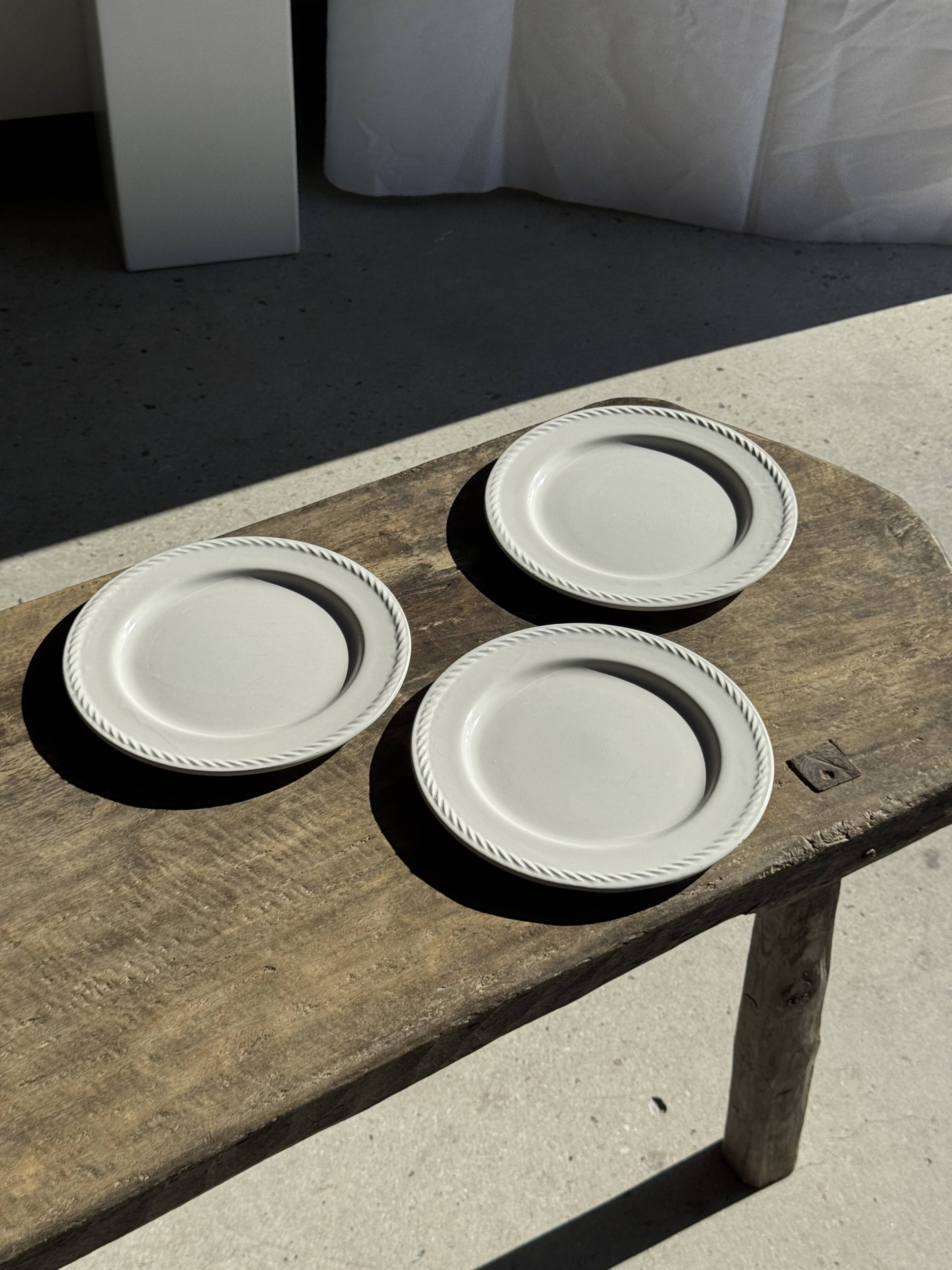 Set of 3 large classic white plates D24.5