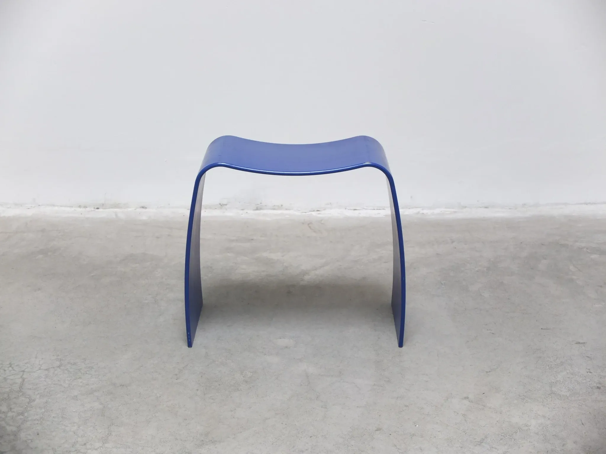 Tabouret bleu 'M' par Jørgen Møller pour Askman, années 1990.