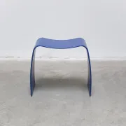 Tabouret bleu 'M' par Jørgen Møller pour Askman, années 1990.