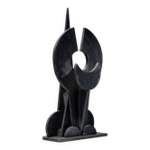 Sculpture en bois multilayerée abstraite avec des formes géométriques.