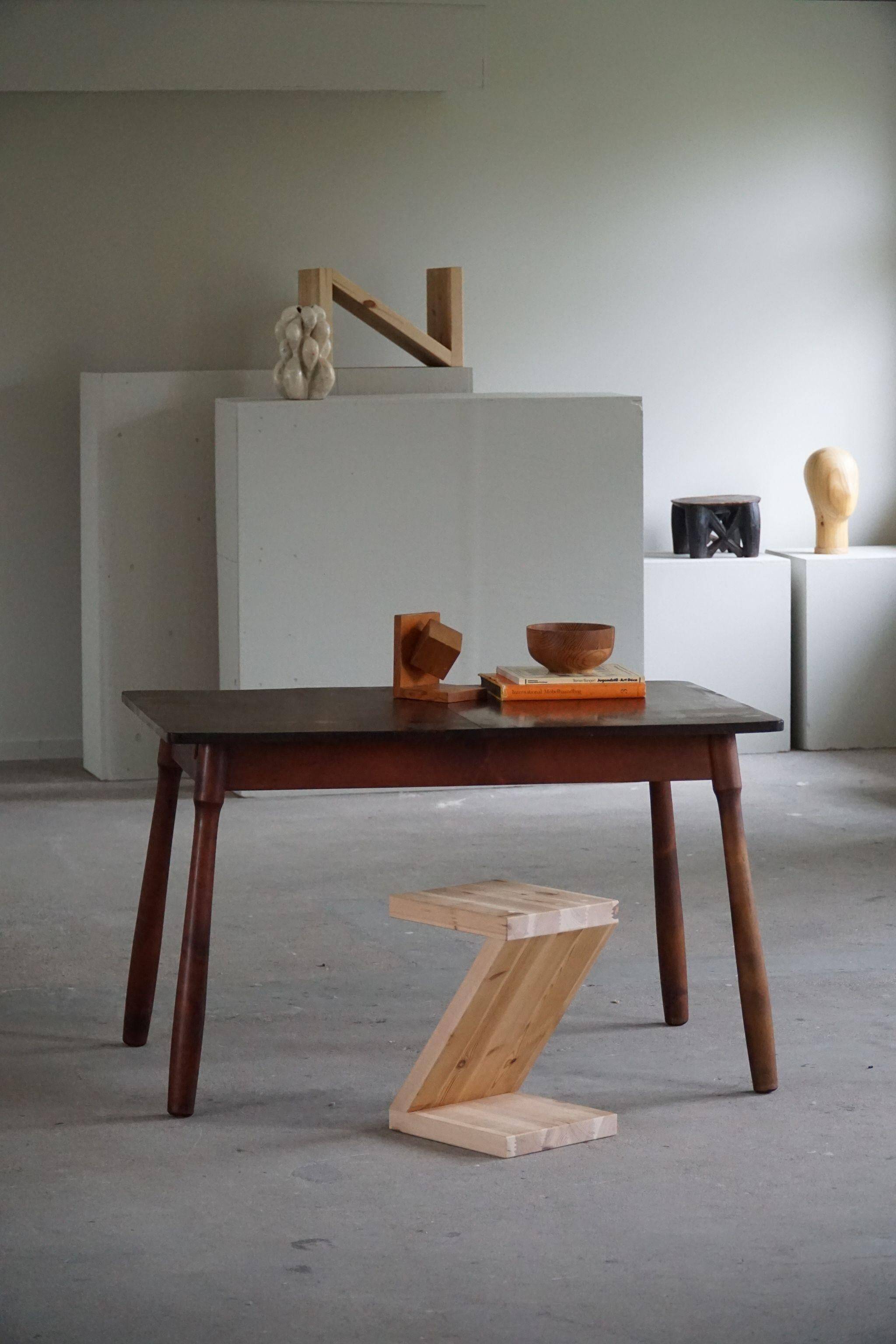 Moderne scandinave, table en hêtre avec pieds en forme de massue, Arnold Madsen, fabriquée dans les années 1940