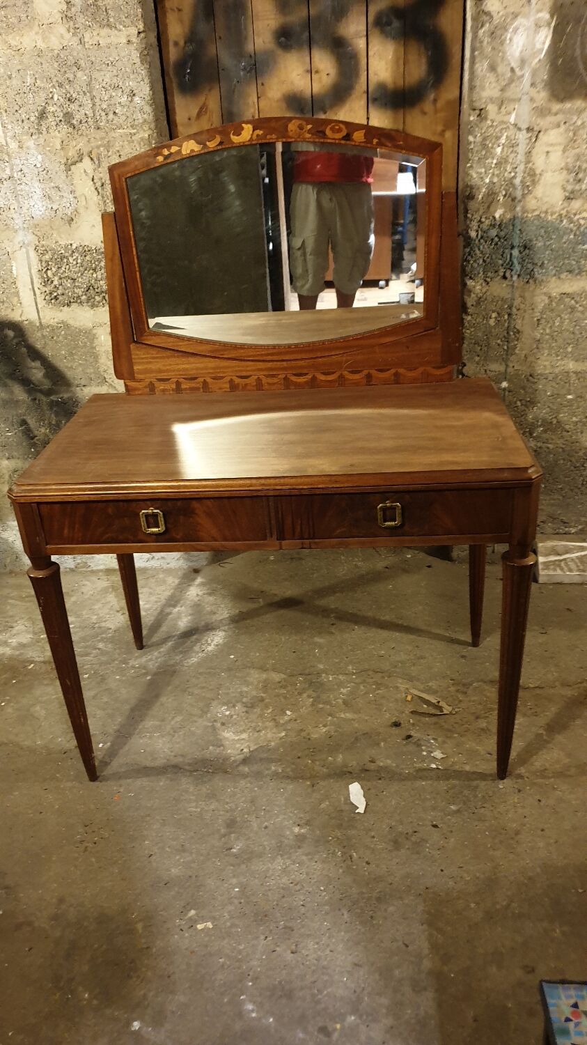 Walnut hairdresser year 20