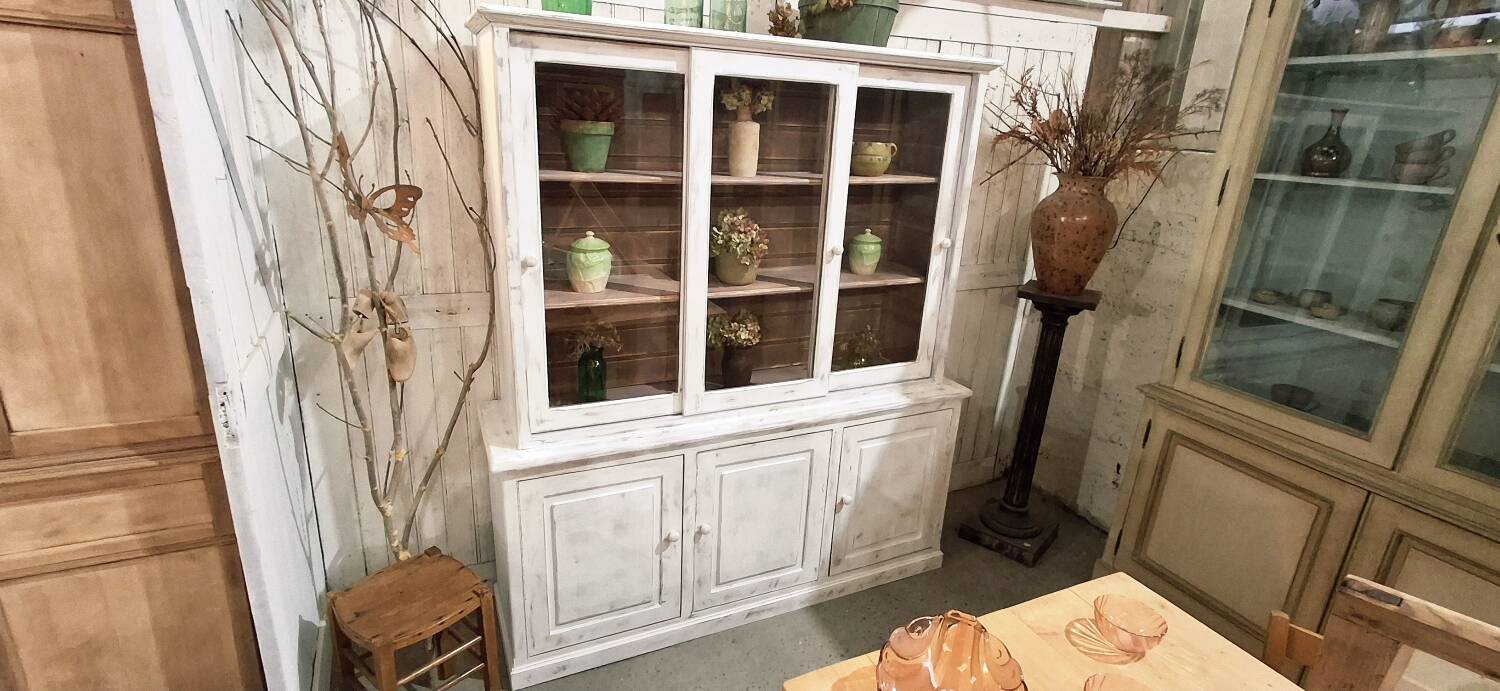 Buffet with 2 glass doors