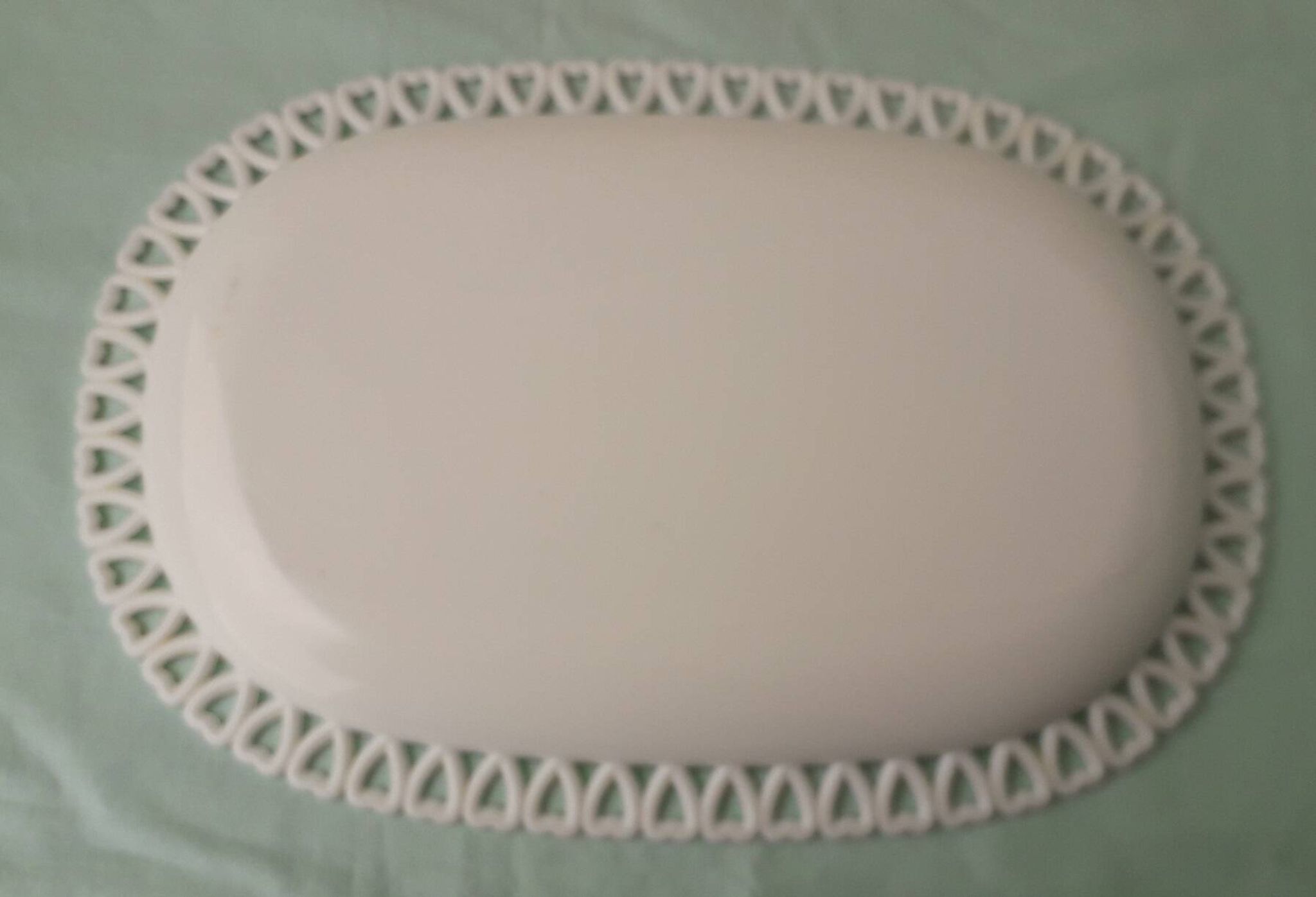 Plat en opaline blanche