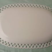 Plat en opaline blanche