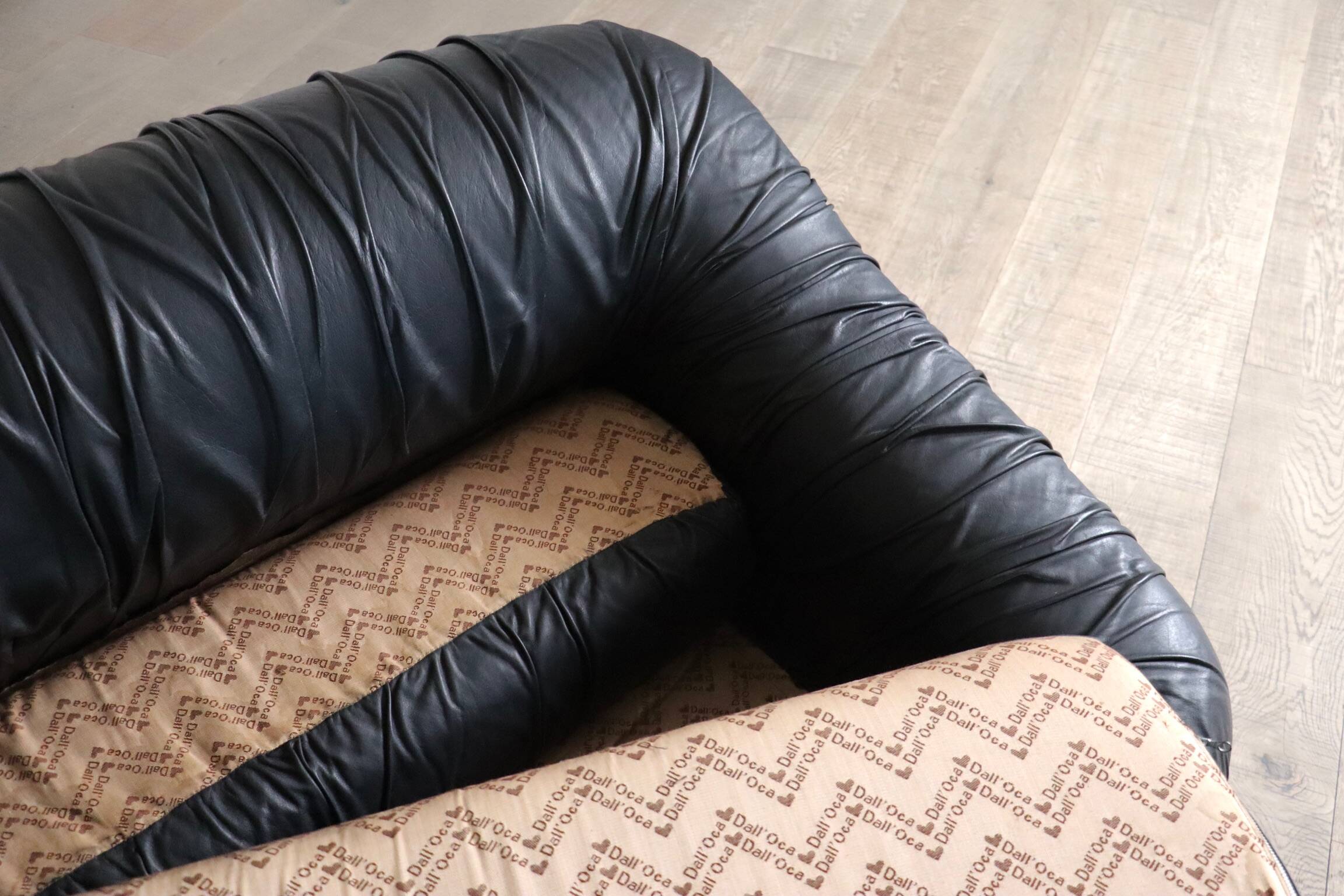 Vintage sofa by De Pas D’Urbino & Lomazzi in black leather for Dall’Oca, 19