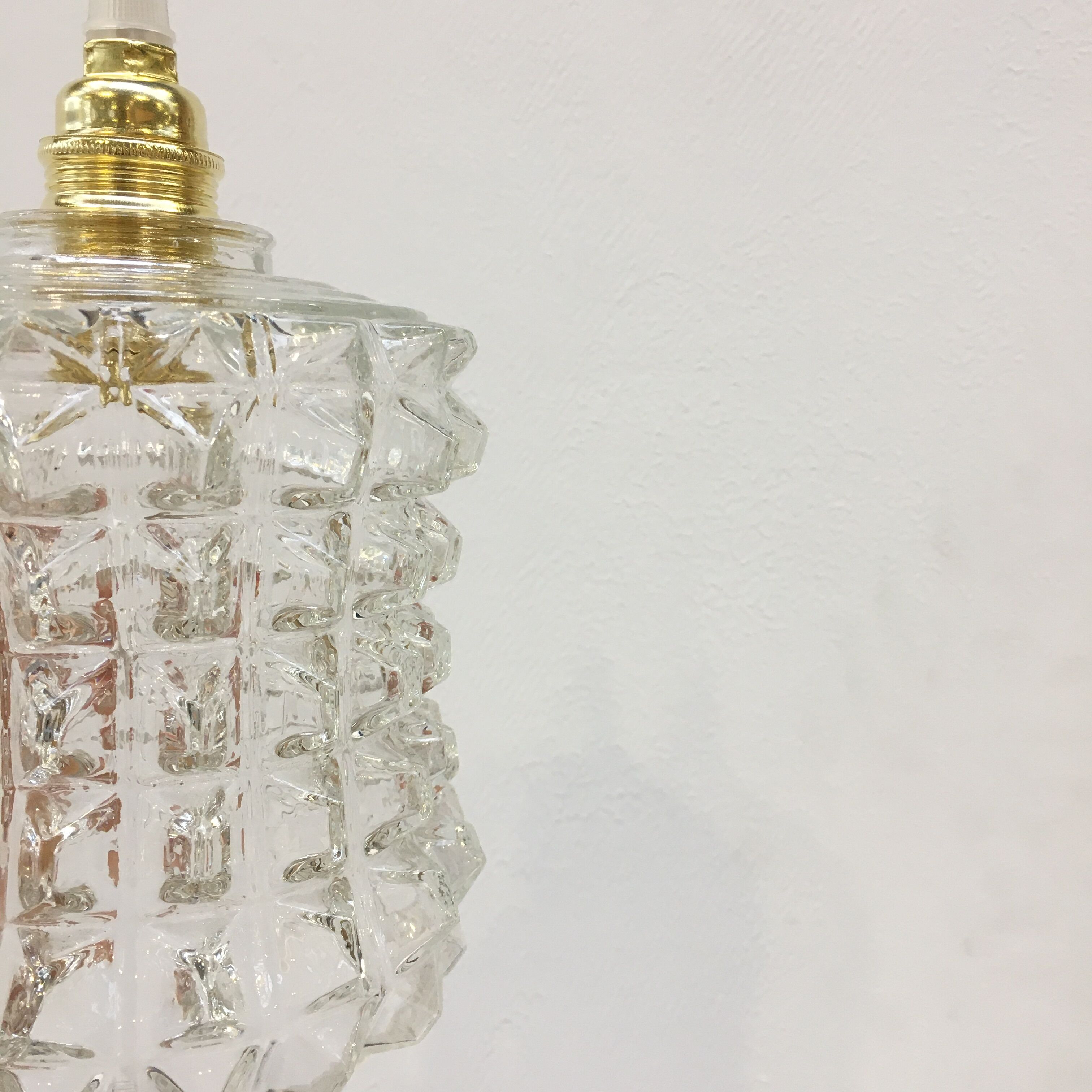 Vintage suspension in transparent diamond tip glass