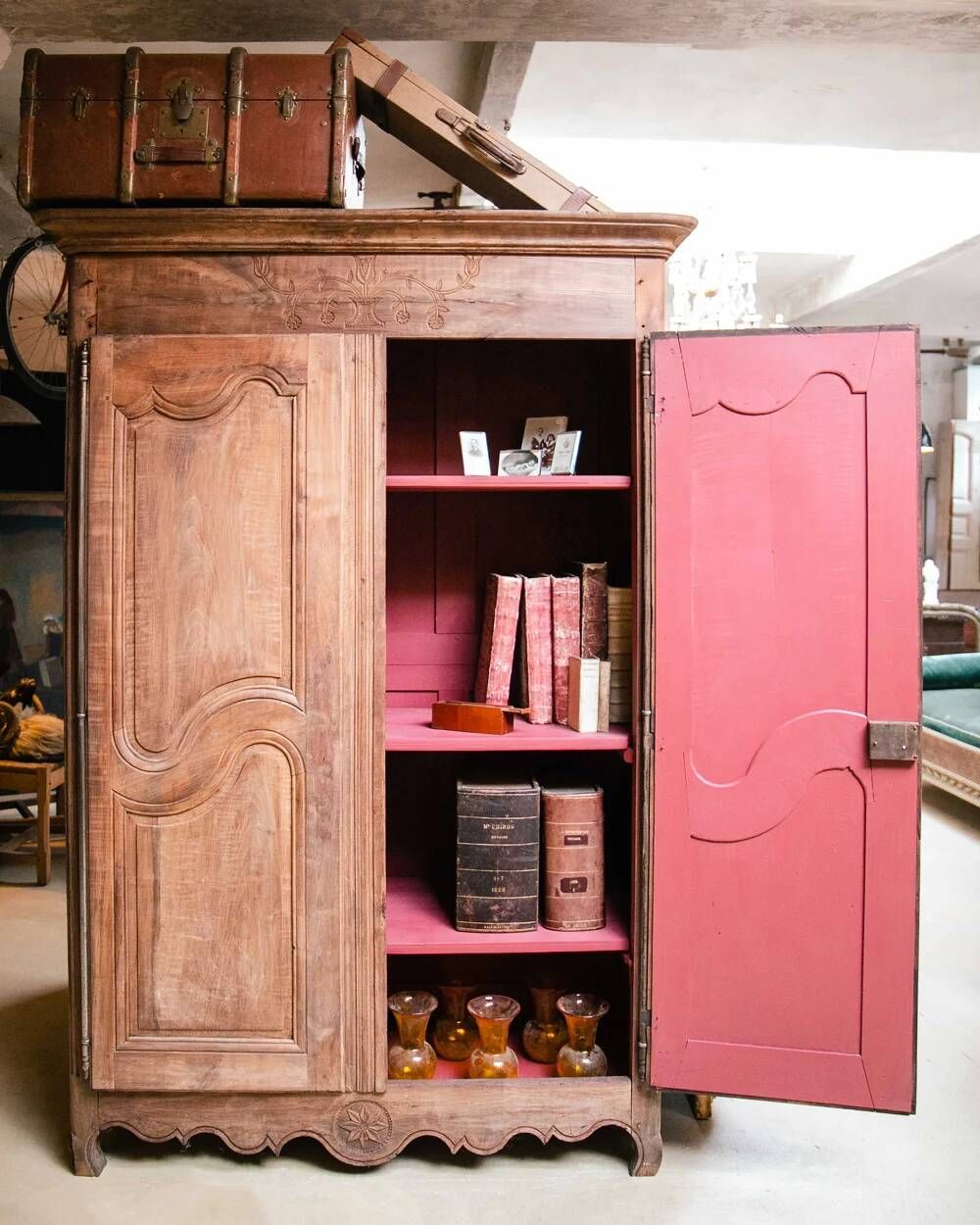 Armoire ou penderie française antique Louis XV rustique