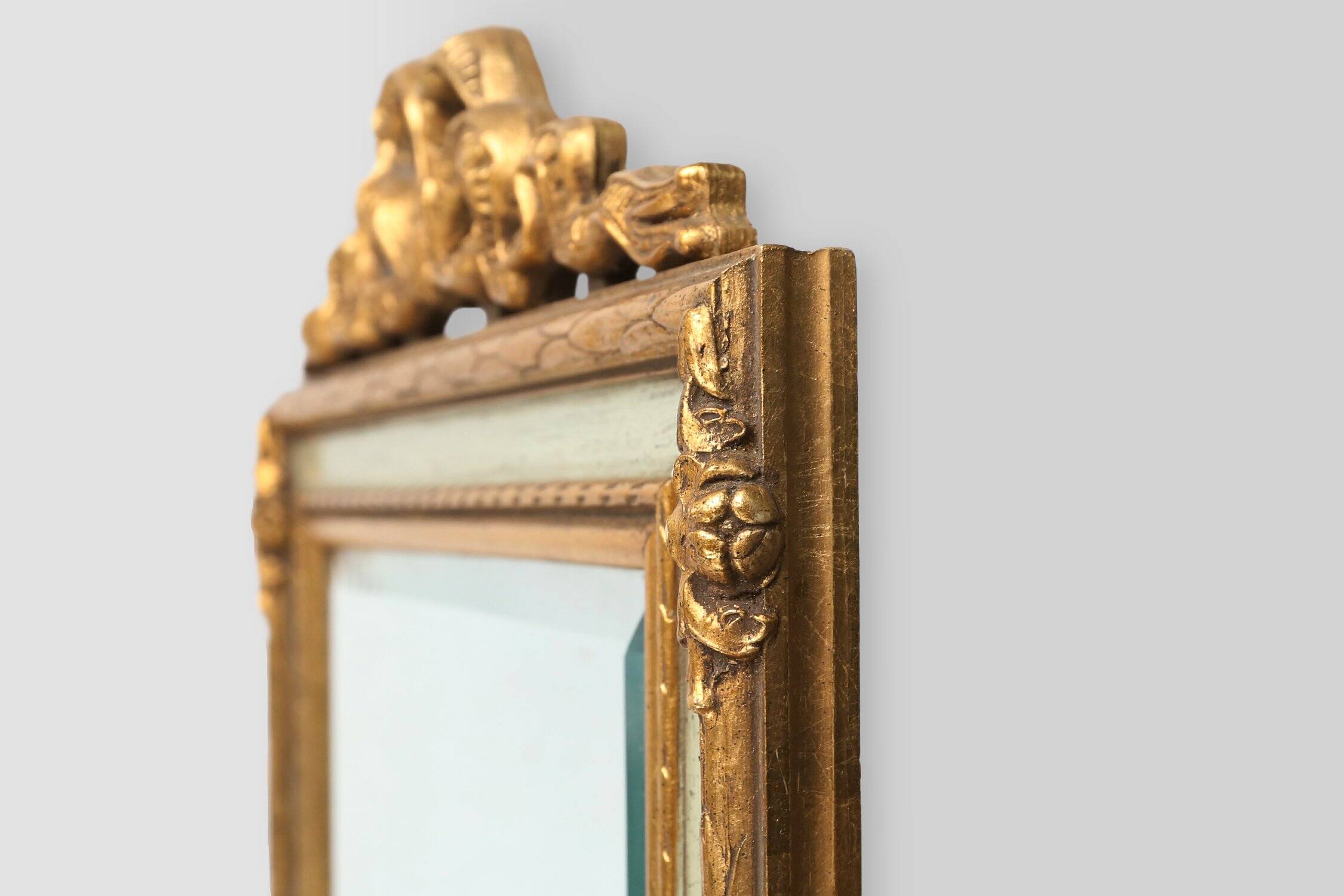 Miroir décoré de feuilles d'or dans le style baroque rococo, France années 1950.