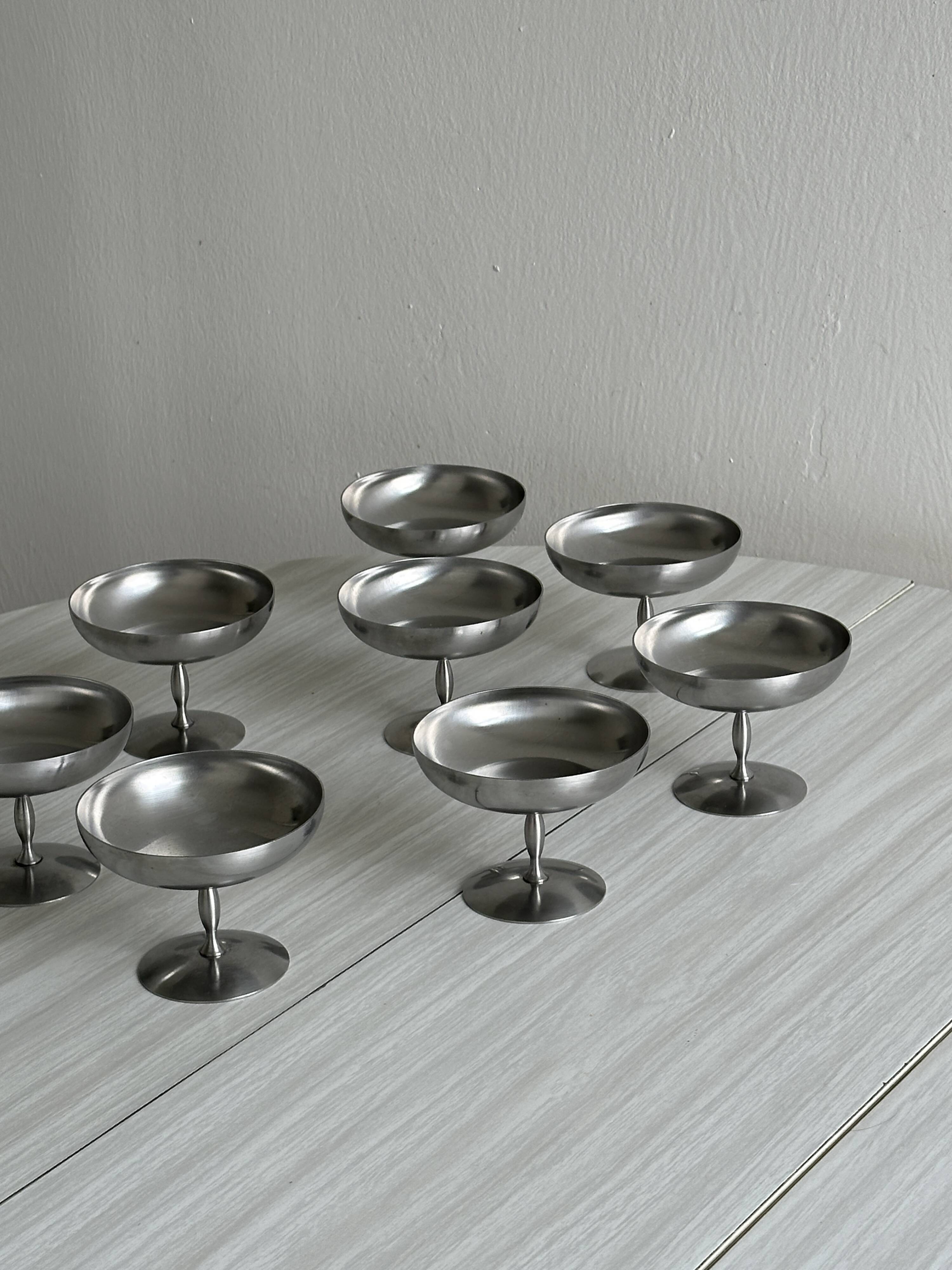 6 stainless steel footed bowls