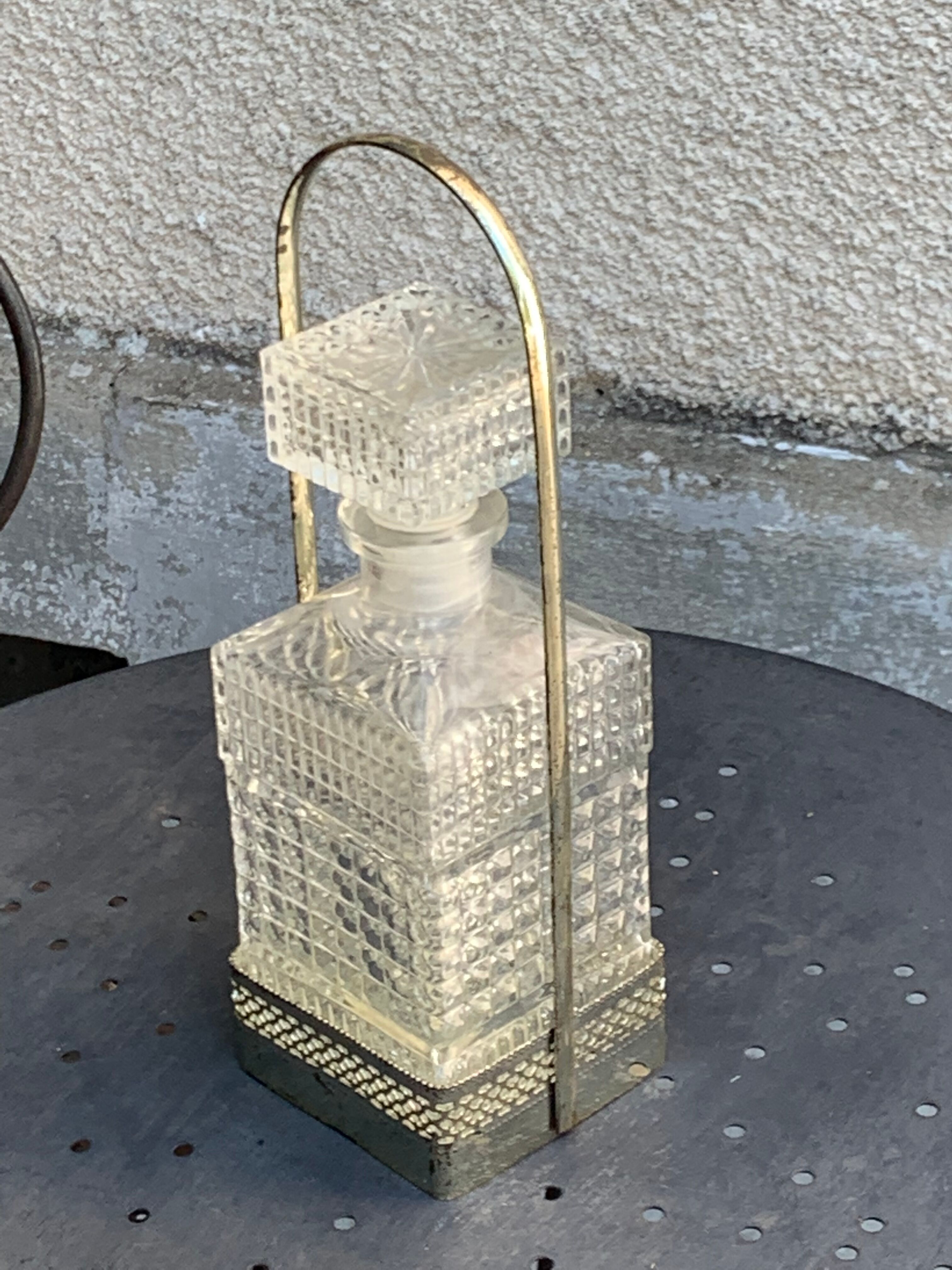 Carafe à whisky en verre et son serviteur en métal de couleur argent vintage